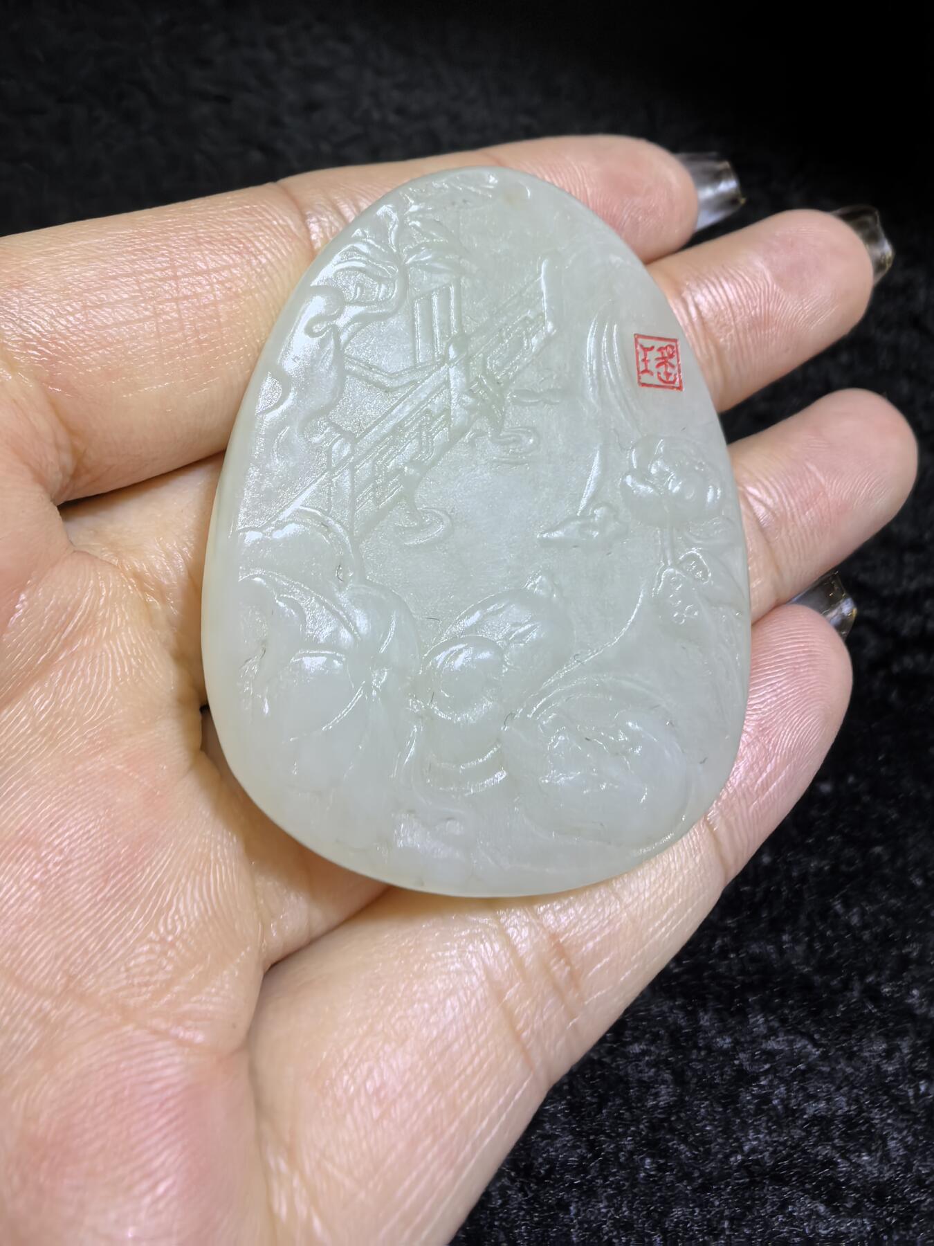 新疆和田白玉鸳鸯戏水牌吊坠挂件男女款，精雕细琢寓意美好，玉质细腻温润，尺寸：4.8cm*3.9cm*0.5cm克重：22.4g