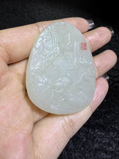 新疆和田白玉鸳鸯戏水牌吊坠挂件男女款，精雕细琢寓意美好，玉质细腻温润，尺寸：4.8cm*3.9cm*0.5cm克重：22.4g