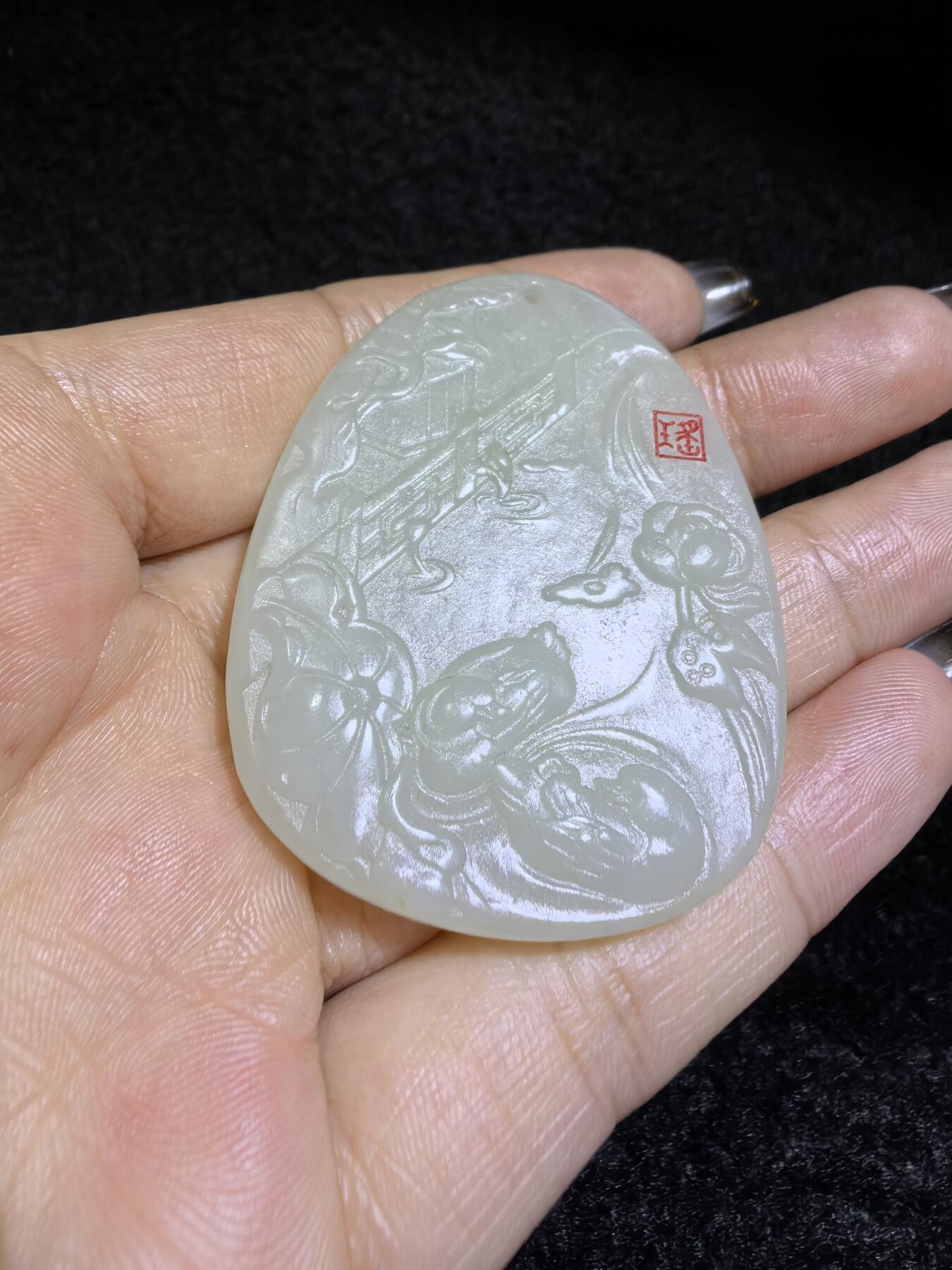 新疆和田白玉鸳鸯戏水牌吊坠挂件男女款，精雕细琢寓意美好，玉质细腻温润，尺寸：4.8cm*3.9cm*0.5cm克重：22.4g