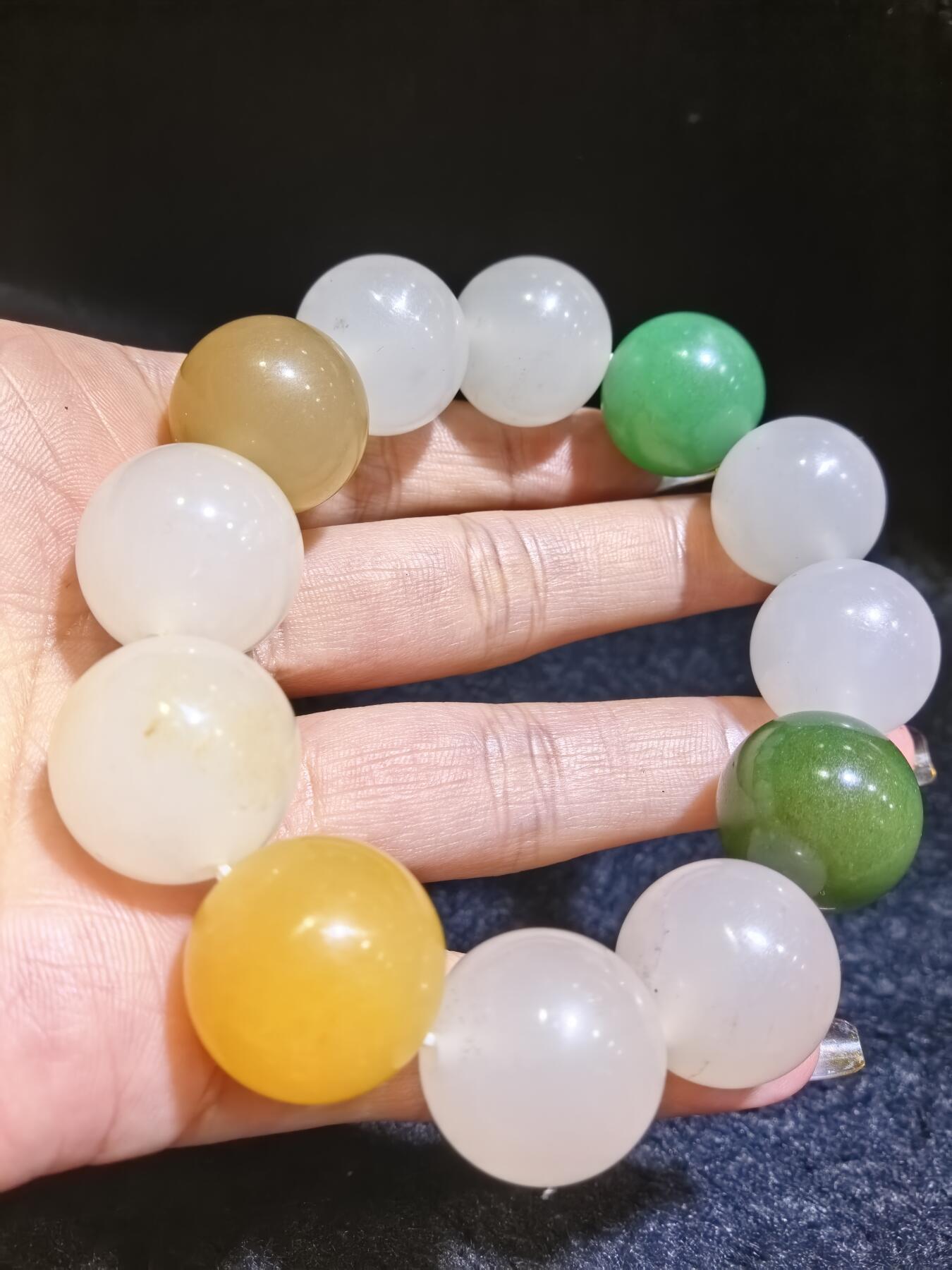 金丝玉多宝手串佛珠男款，尺寸1.8cm，色彩漂亮干净清爽，个别珠子内部可见天然石纹棉絮矿点。