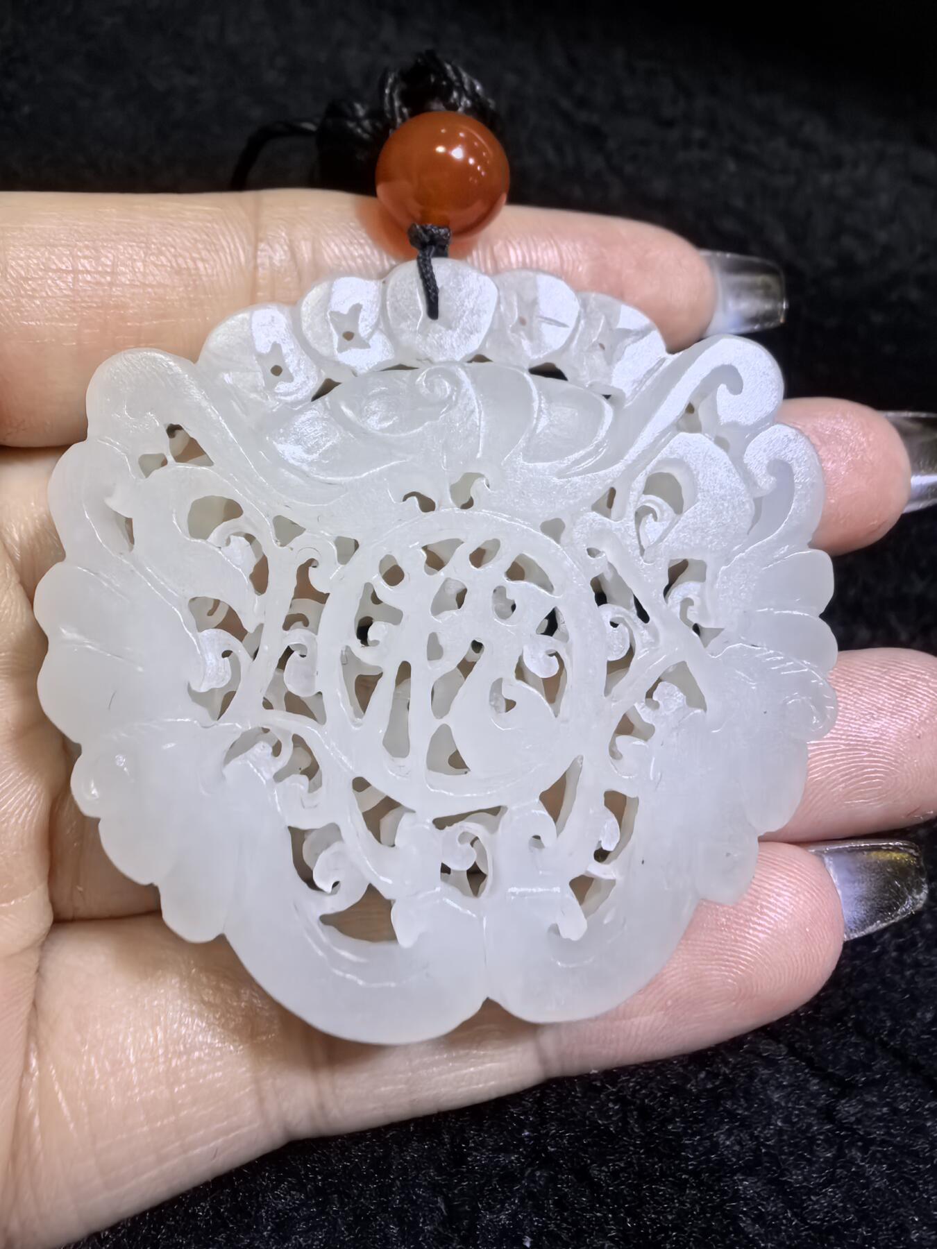 和田玉一级白双面镂空雕刻福在眼前吊坠挂件男女款，双面镂空精雕细刻，老料！尺寸:48mm*50mm*10mm克重:31g