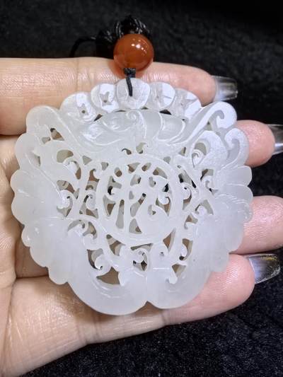 和田玉一级白双面镂空雕刻福在眼前吊坠挂件男女款，双面镂空精雕细刻，老料！尺寸:48mm*50mm*10mm克重:31g