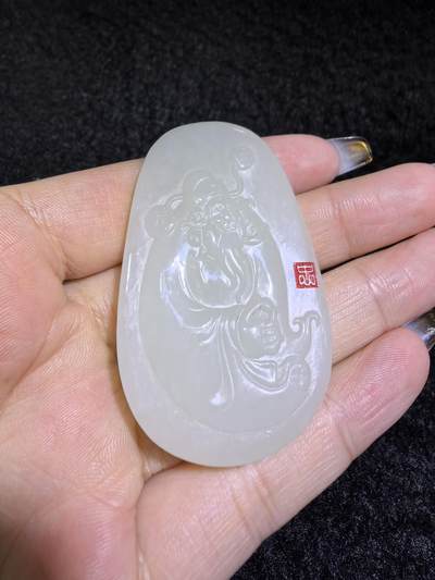 新疆和田白玉财神牌吊坠挂件男女款。玉质细腻，油润老熟，尺寸：5.4cm*3.4cm*1.8cm克重：30.8g