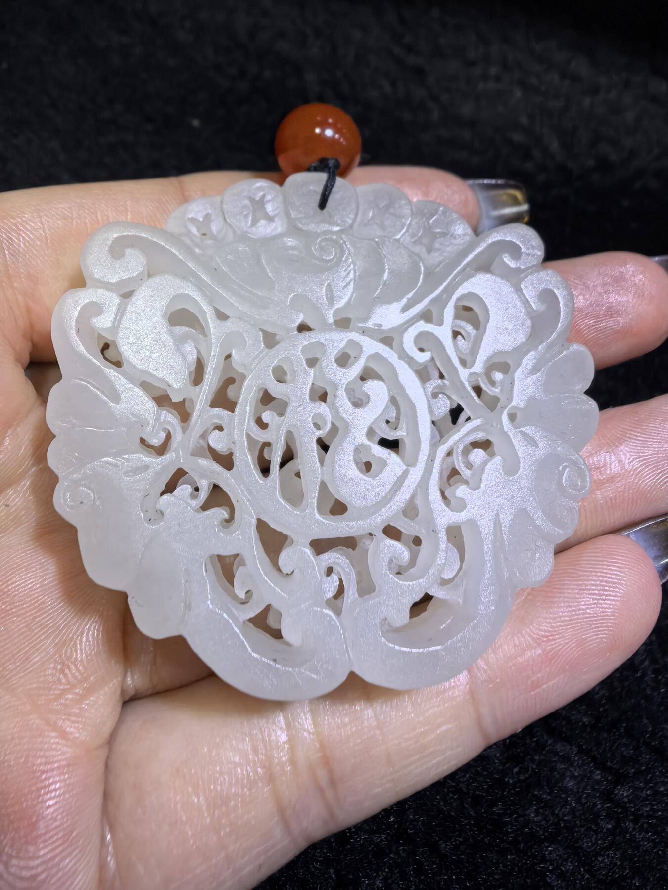 和田玉一级白双面镂空雕刻福在眼前吊坠挂件男女款，双面镂空精雕细刻，老料！尺寸:48mm*50mm*10mm克重:31g