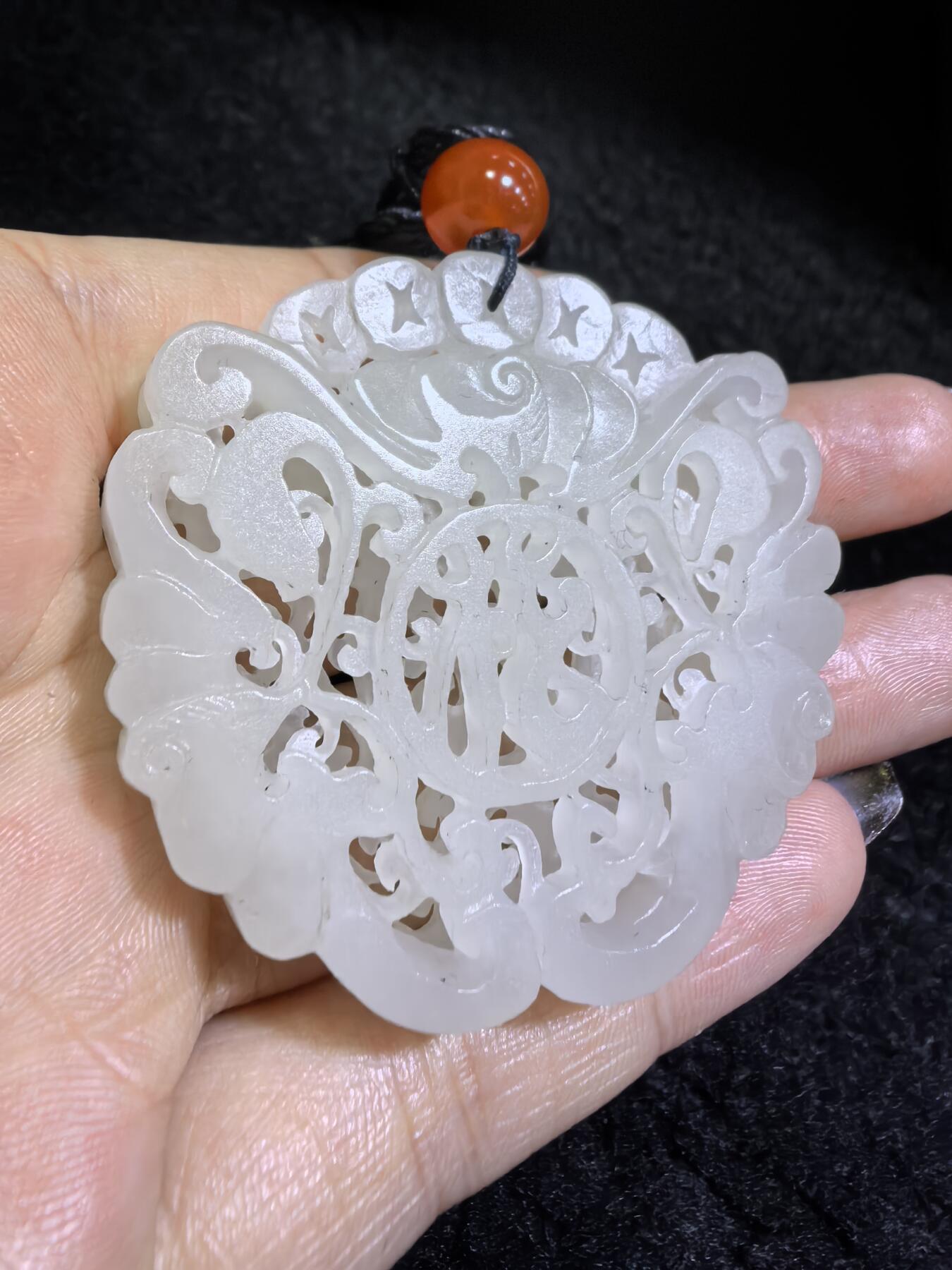 和田玉一级白双面镂空雕刻福在眼前吊坠挂件男女款，双面镂空精雕细刻，老料！尺寸:48mm*50mm*10mm克重:31g