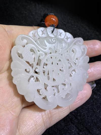 和田玉一级白双面镂空雕刻福在眼前吊坠挂件男女款，双面镂空精雕细刻，老料！尺寸:48mm*50mm*10mm克重:31g