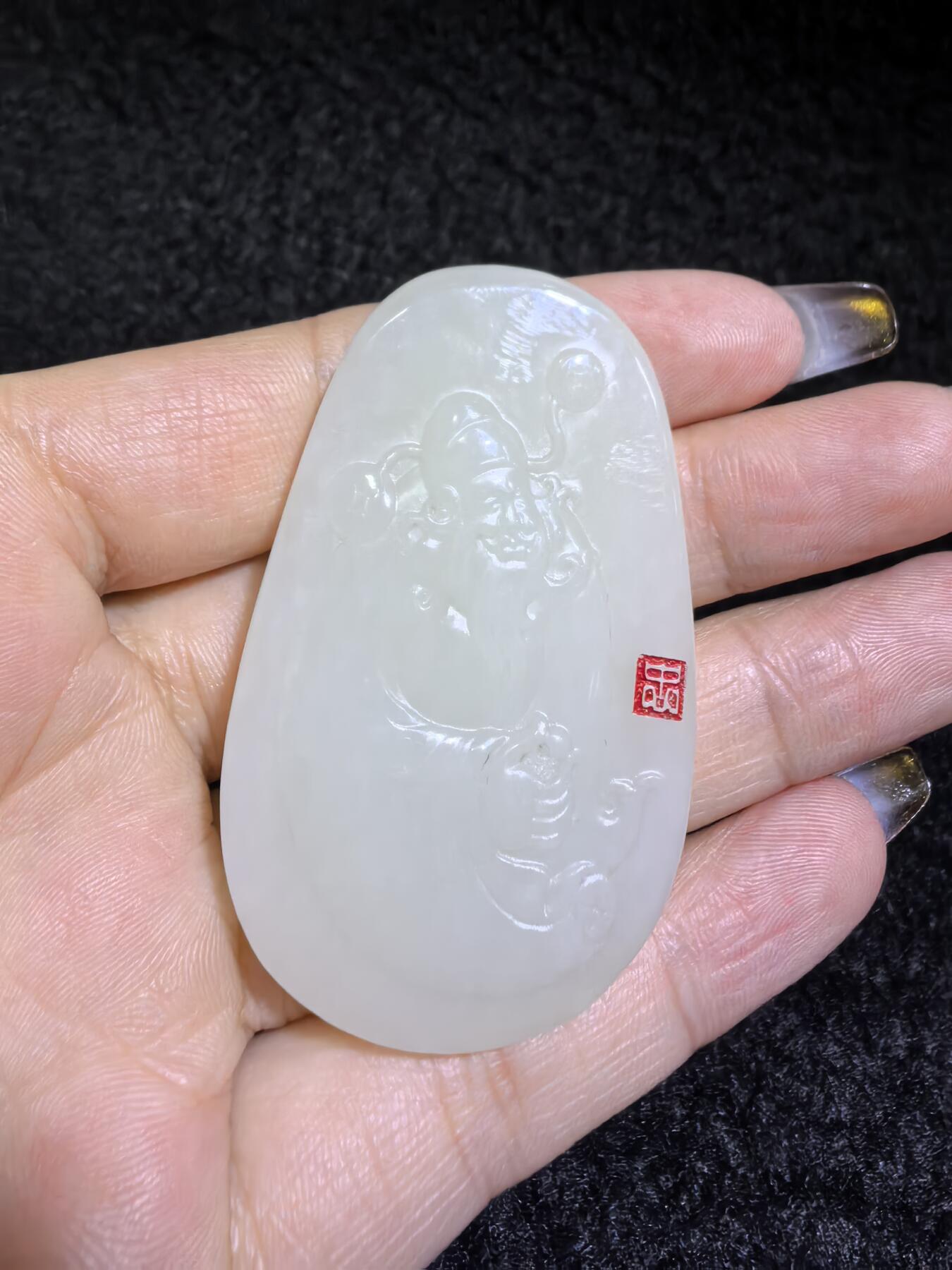 新疆和田白玉财神牌吊坠挂件男女款。玉质细腻，油润老熟，尺寸：5.4cm*3.4cm*1.8cm克重：30.8g