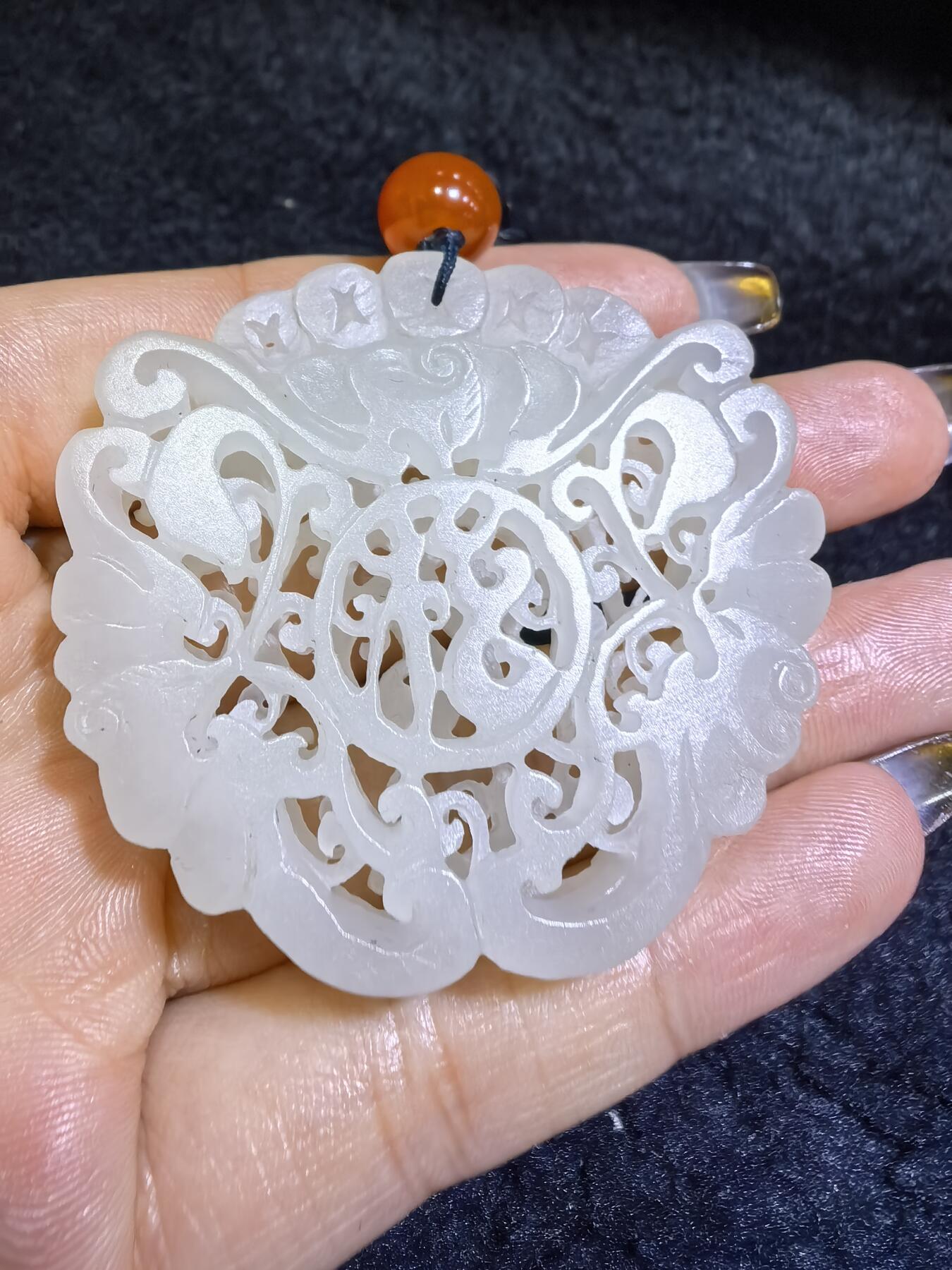 和田玉一级白双面镂空雕刻福在眼前吊坠挂件男女款，双面镂空精雕细刻，老料！尺寸:48mm*50mm*10mm克重:31g