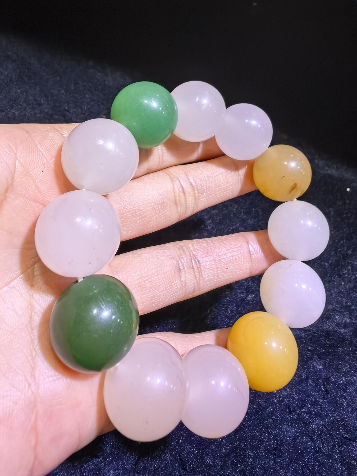 金丝玉多宝手串佛珠男款，尺寸1.8cm，色彩漂亮干净清爽，个别珠子内部可见天然石纹棉絮矿点。