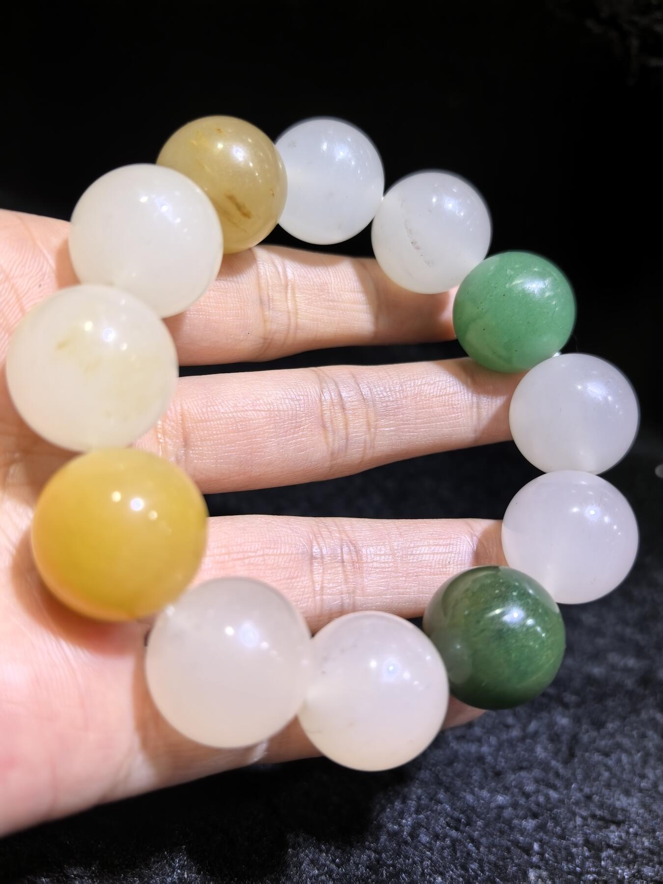 金丝玉多宝手串佛珠男款，尺寸1.8cm，色彩漂亮干净清爽，个别珠子内部可见天然石纹棉絮矿点。