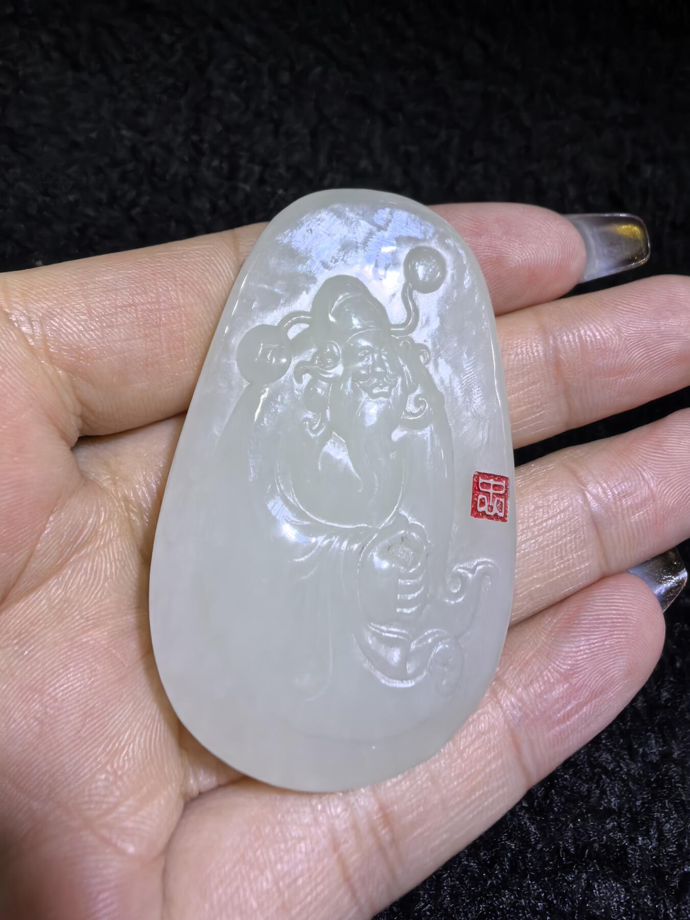 新疆和田白玉财神牌吊坠挂件男女款。玉质细腻，油润老熟，尺寸：5.4cm*3.4cm*1.8cm克重：30.8g