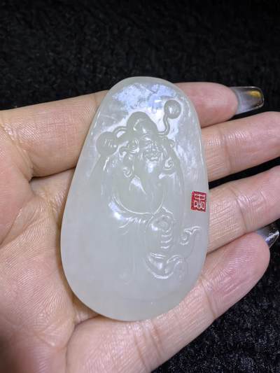 新疆和田白玉财神牌吊坠挂件男女款。玉质细腻，油润老熟，尺寸：5.4cm*3.4cm*1.8cm克重：30.8g