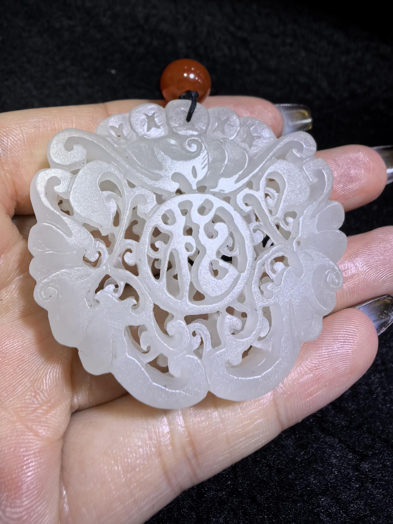 和田玉一级白双面镂空雕刻福在眼前吊坠挂件男女款，双面镂空精雕细刻，老料！尺寸:48mm*50mm*10mm克重:31g