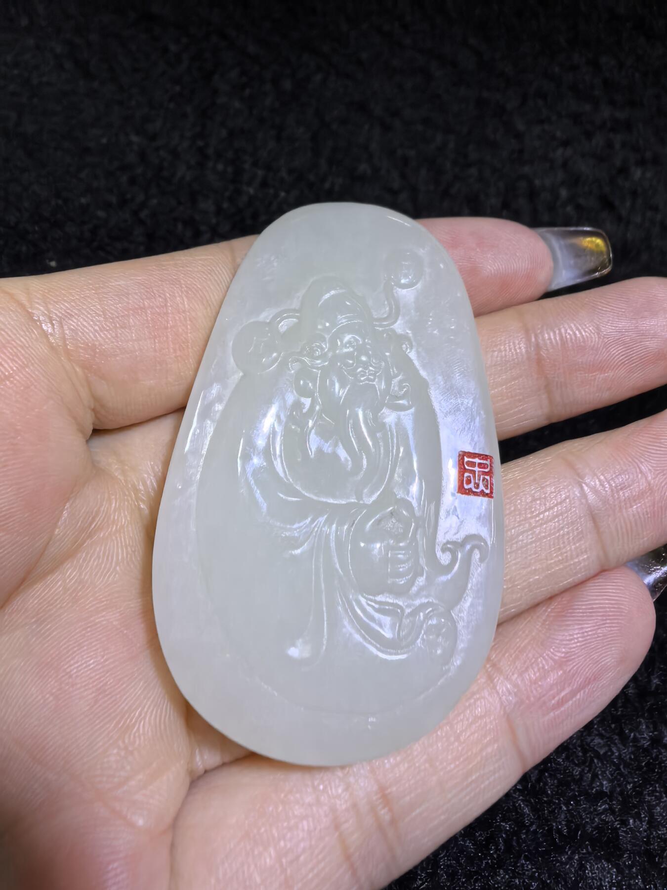 新疆和田白玉财神牌吊坠挂件男女款。玉质细腻，油润老熟，尺寸：5.4cm*3.4cm*1.8cm克重：30.8g