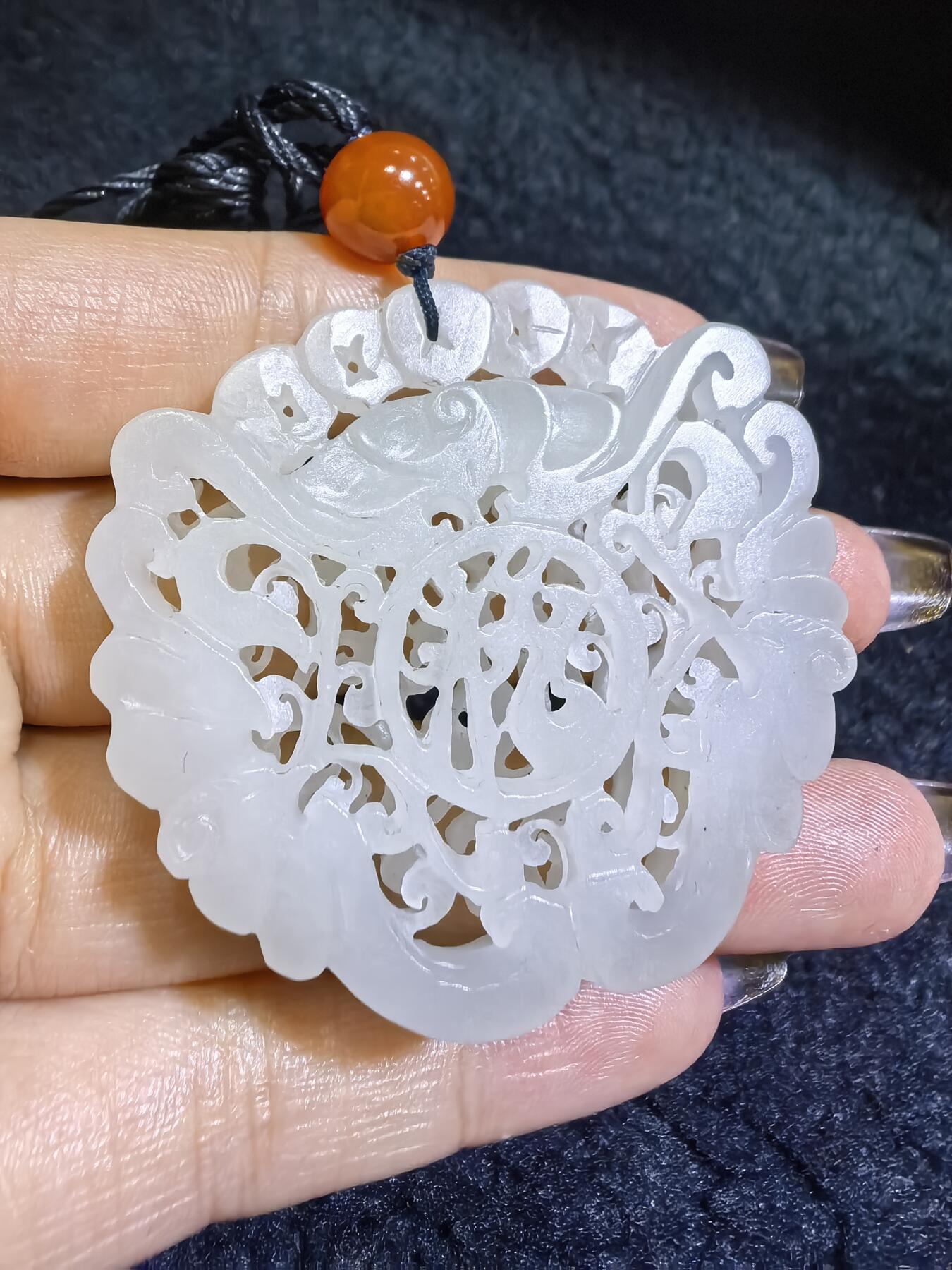 和田玉一级白双面镂空雕刻福在眼前吊坠挂件男女款，双面镂空精雕细刻，老料！尺寸:48mm*50mm*10mm克重:31g