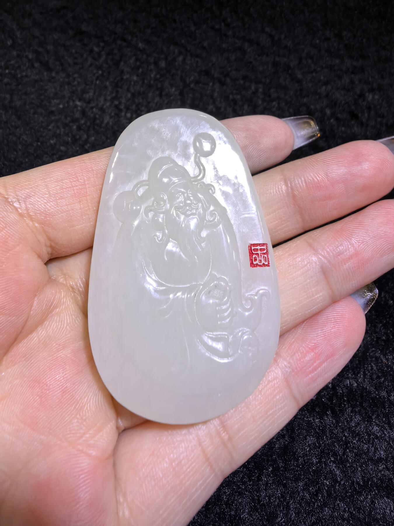 新疆和田白玉财神牌吊坠挂件男女款。玉质细腻，油润老熟，尺寸：5.4cm*3.4cm*1.8cm克重：30.8g