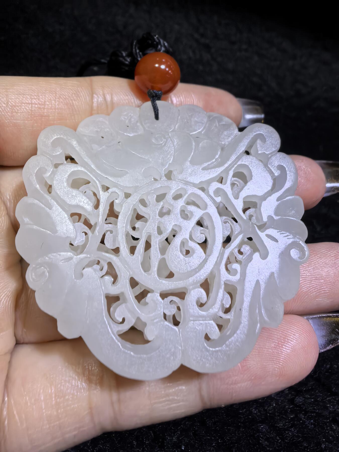 和田玉一级白双面镂空雕刻福在眼前吊坠挂件男女款，双面镂空精雕细刻，老料！尺寸:48mm*50mm*10mm克重:31g