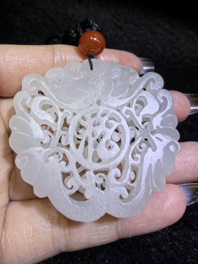 和田玉一级白双面镂空雕刻福在眼前吊坠挂件男女款，双面镂空精雕细刻，老料！尺寸:48mm*50mm*10mm克重:31g
