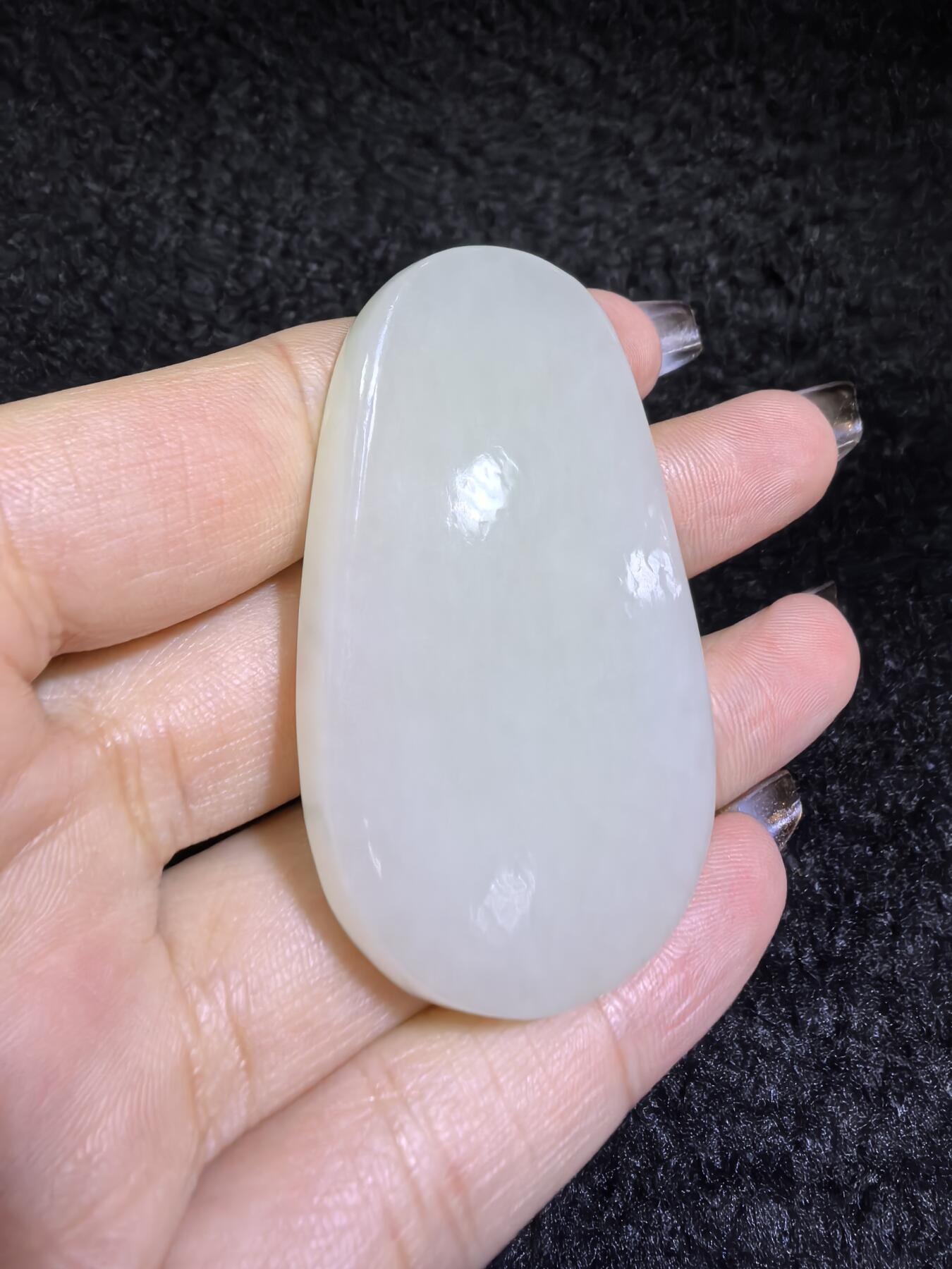 新疆和田白玉财神牌吊坠挂件男女款。玉质细腻，油润老熟，尺寸：5.4cm*3.4cm*1.8cm克重：30.8g