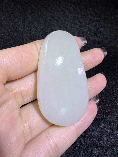 新疆和田白玉财神牌吊坠挂件男女款。玉质细腻，油润老熟，尺寸：5.4cm*3.4cm*1.8cm克重：30.8g