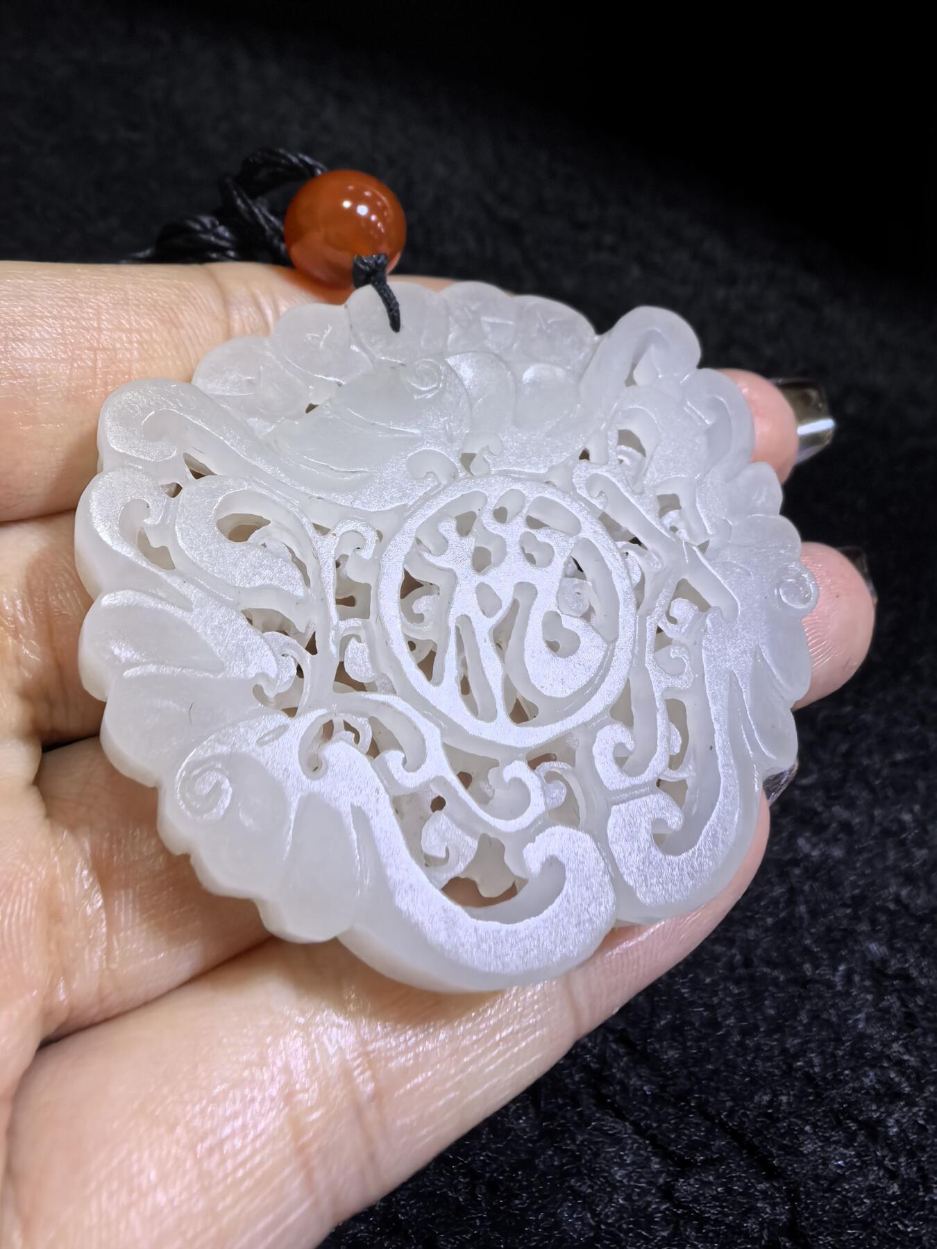 和田玉一级白双面镂空雕刻福在眼前吊坠挂件男女款，双面镂空精雕细刻，老料！尺寸:48mm*50mm*10mm克重:31g