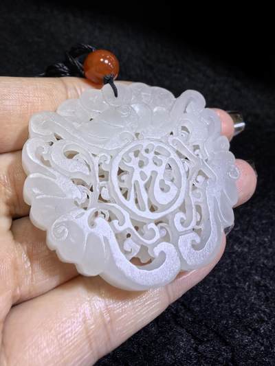 和田玉一级白双面镂空雕刻福在眼前吊坠挂件男女款，双面镂空精雕细刻，老料！尺寸:48mm*50mm*10mm克重:31g