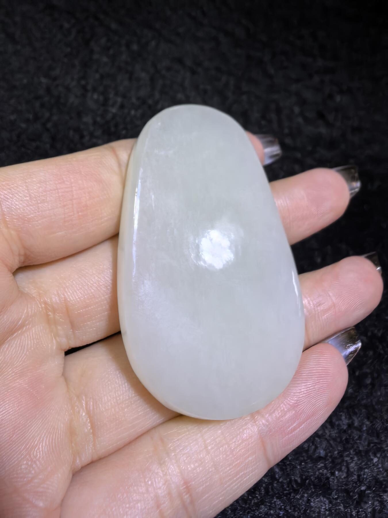 新疆和田白玉财神牌吊坠挂件男女款。玉质细腻，油润老熟，尺寸：5.4cm*3.4cm*1.8cm克重：30.8g