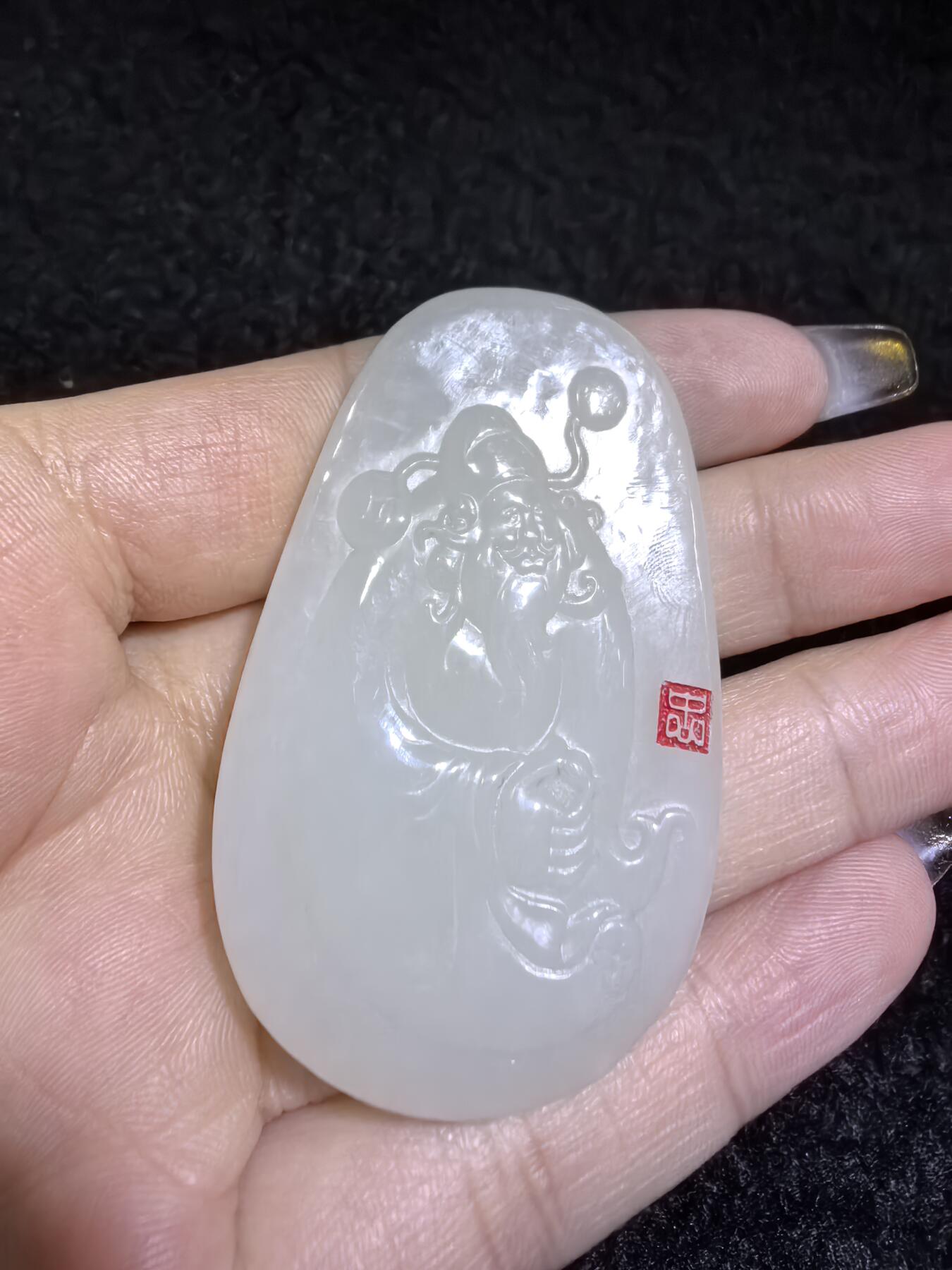 新疆和田白玉财神牌吊坠挂件男女款。玉质细腻，油润老熟，尺寸：5.4cm*3.4cm*1.8cm克重：30.8g