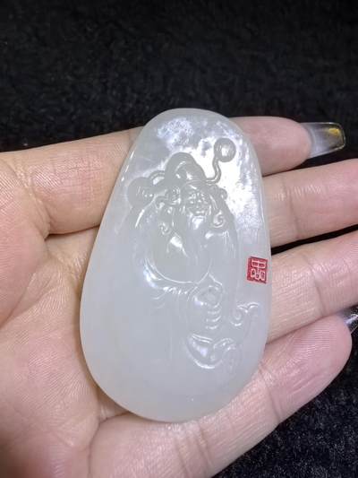 新疆和田白玉财神牌吊坠挂件男女款。玉质细腻，油润老熟，尺寸：5.4cm*3.4cm*1.8cm克重：30.8g