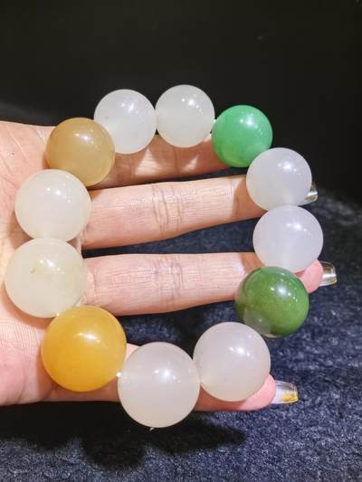 金丝玉多宝手串佛珠男款，尺寸1.8cm，色彩漂亮干净清爽，个别珠子内部可见天然石纹棉絮矿点。