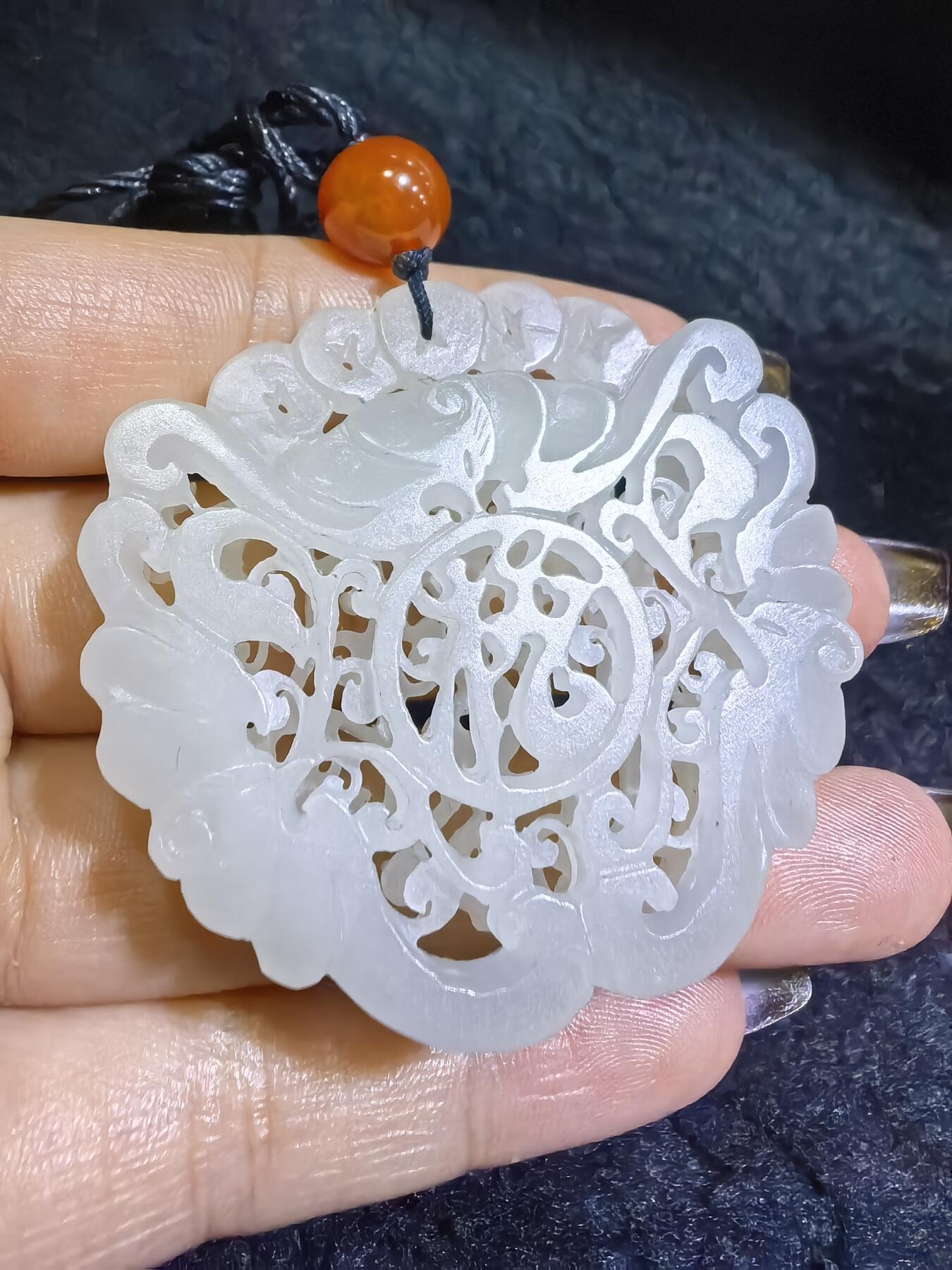 和田玉一级白双面镂空雕刻福在眼前吊坠挂件男女款，双面镂空精雕细刻，老料！尺寸:48mm*50mm*10mm克重:31g