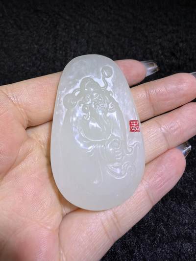 新疆和田白玉财神牌吊坠挂件男女款。玉质细腻，油润老熟，尺寸：5.4cm*3.4cm*1.8cm克重：30.8g