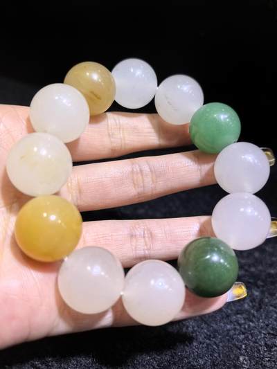 金丝玉多宝手串佛珠男款，尺寸1.8cm，色彩漂亮干净清爽，个别珠子内部可见天然石纹棉絮矿点。