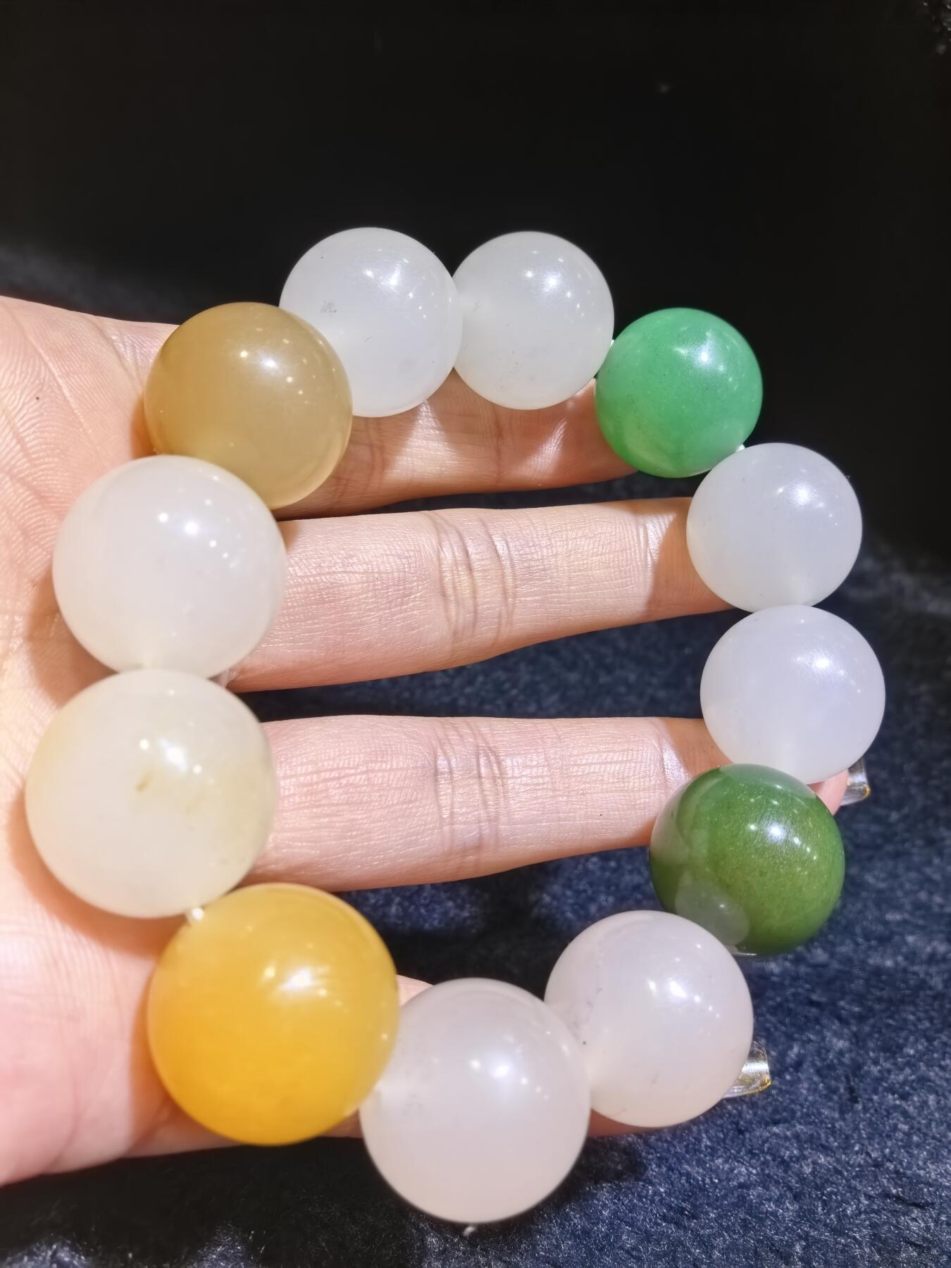 金丝玉多宝手串佛珠男款，尺寸1.8cm，色彩漂亮干净清爽，个别珠子内部可见天然石纹棉絮矿点。