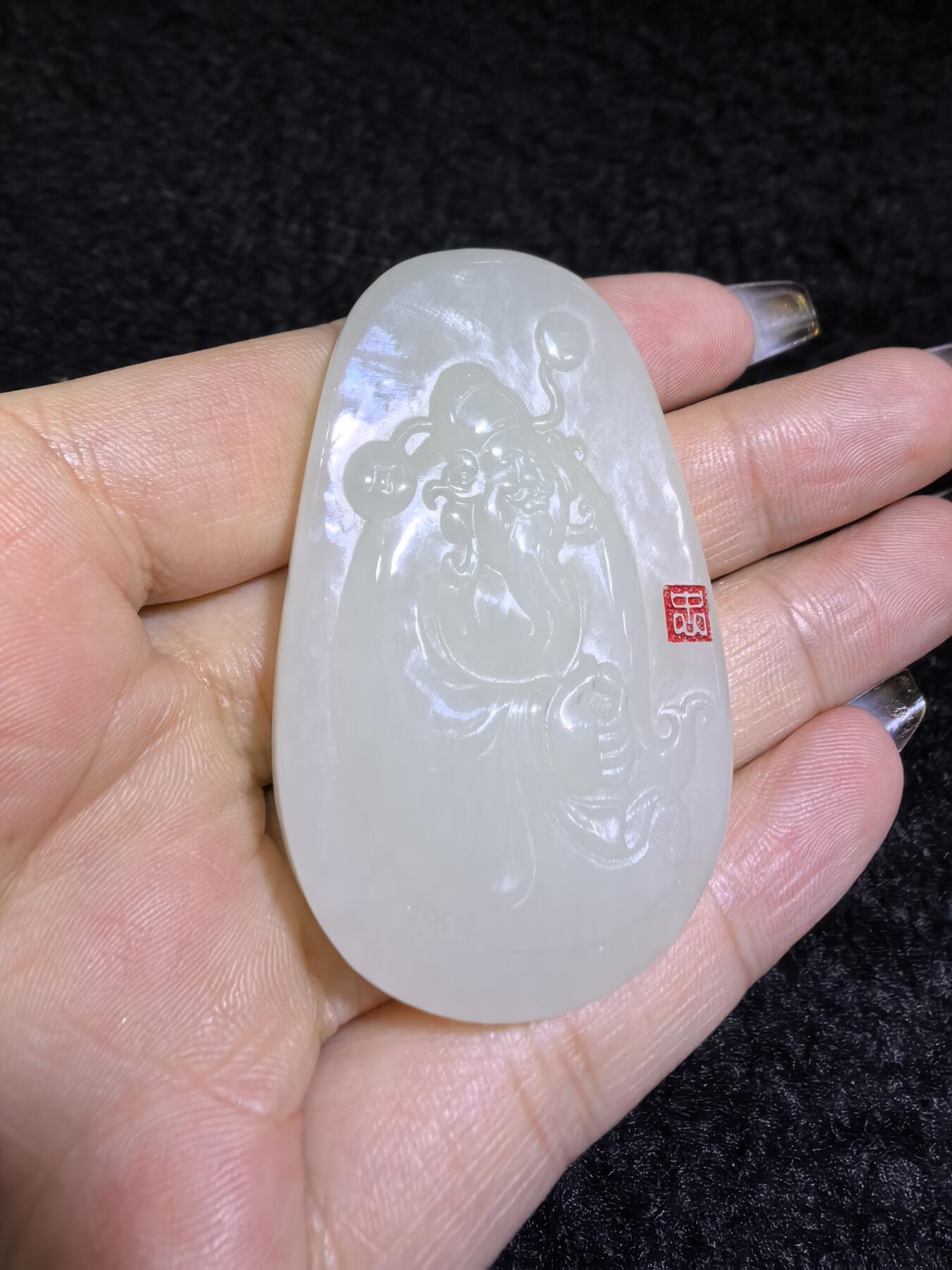 新疆和田白玉财神牌吊坠挂件男女款。玉质细腻，油润老熟，尺寸：5.4cm*3.4cm*1.8cm克重：30.8g