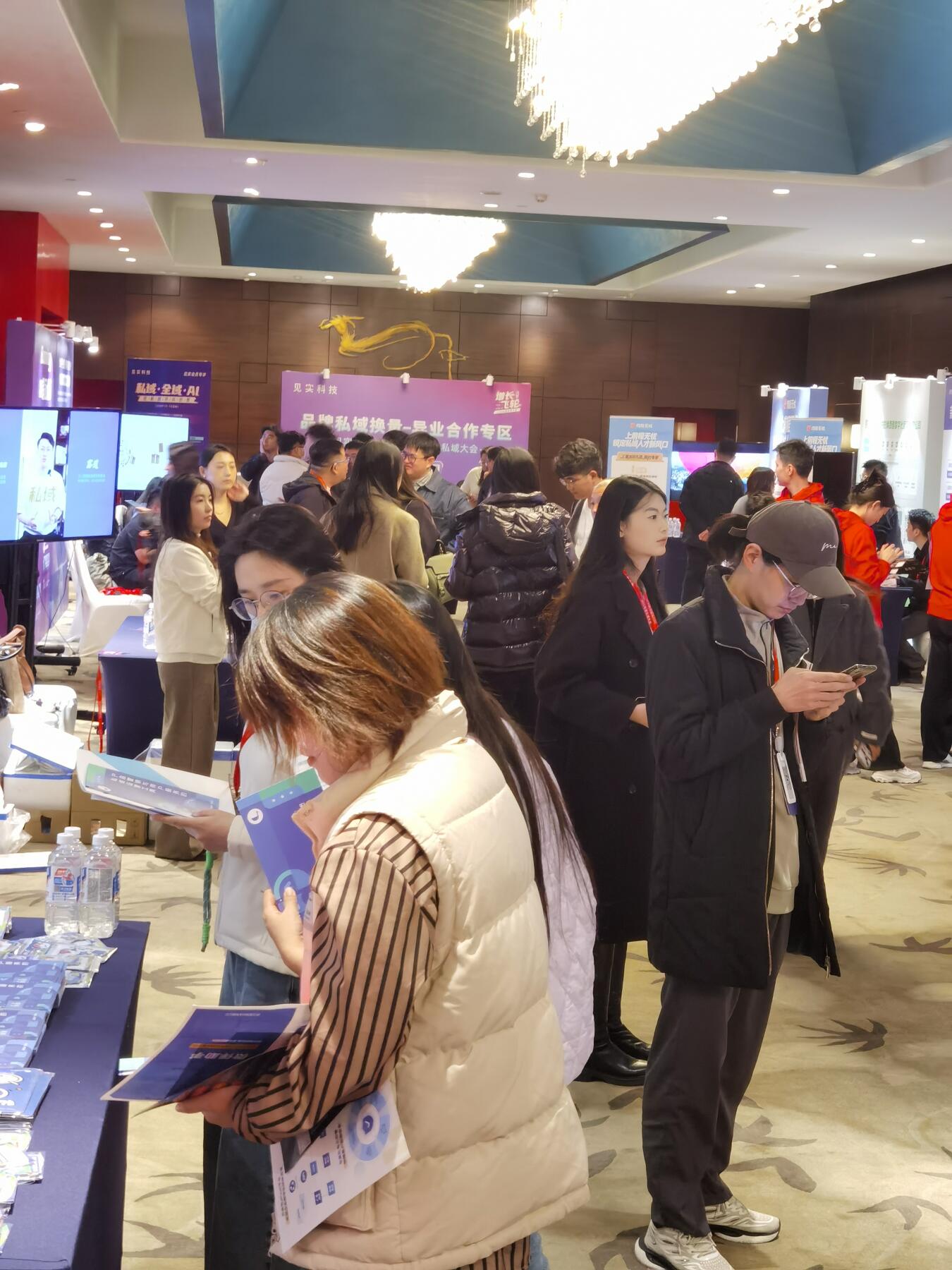 增长飞轮.全域.AI——见实2025年度私域大会，麦稀奇获全域增长“标杆案列奖”，垂直领域+兴趣驱动+私域增长新范式