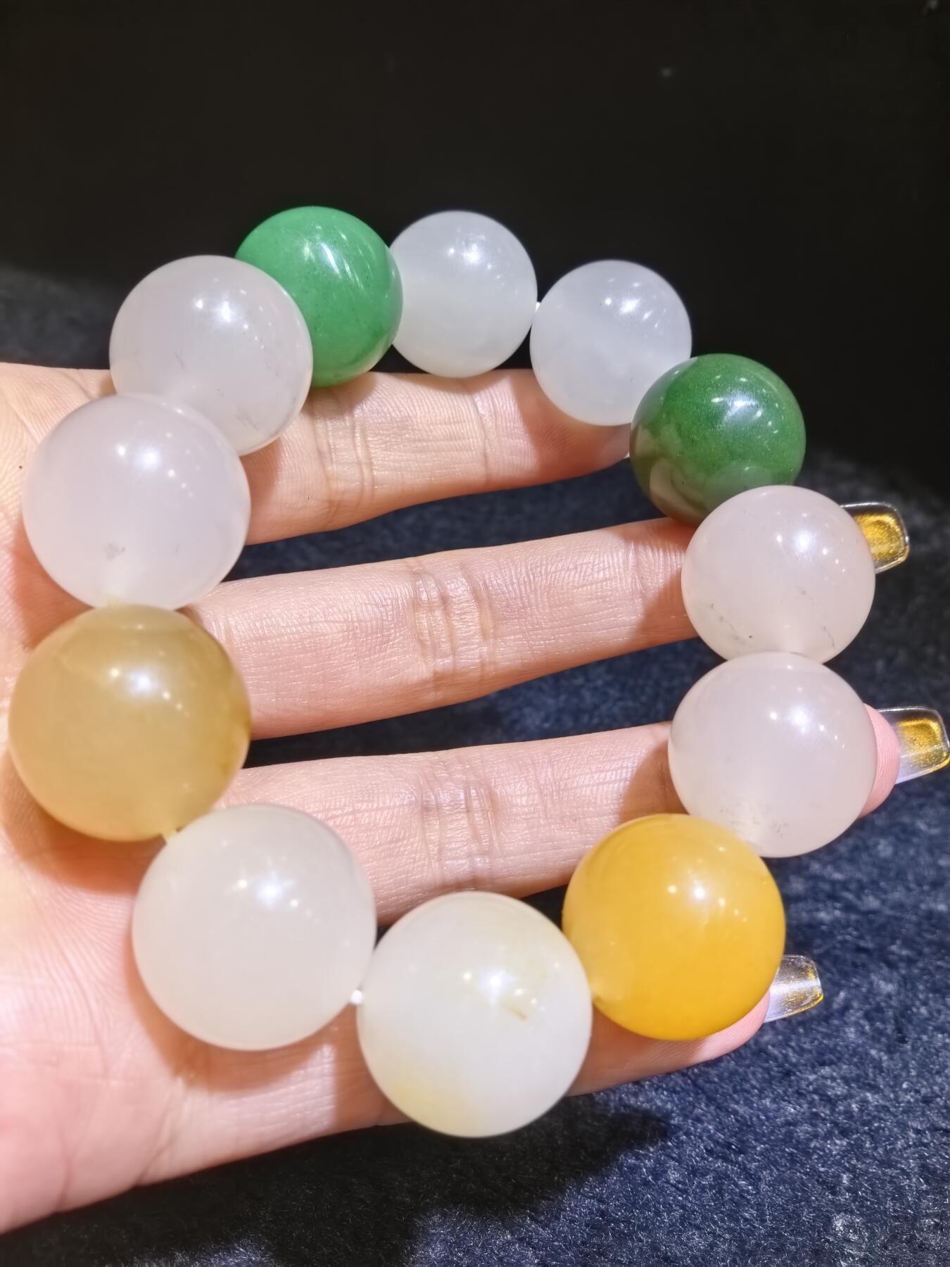 金丝玉多宝手串佛珠男款，尺寸1.8cm，色彩漂亮干净清爽，个别珠子内部可见天然石纹棉絮矿点。