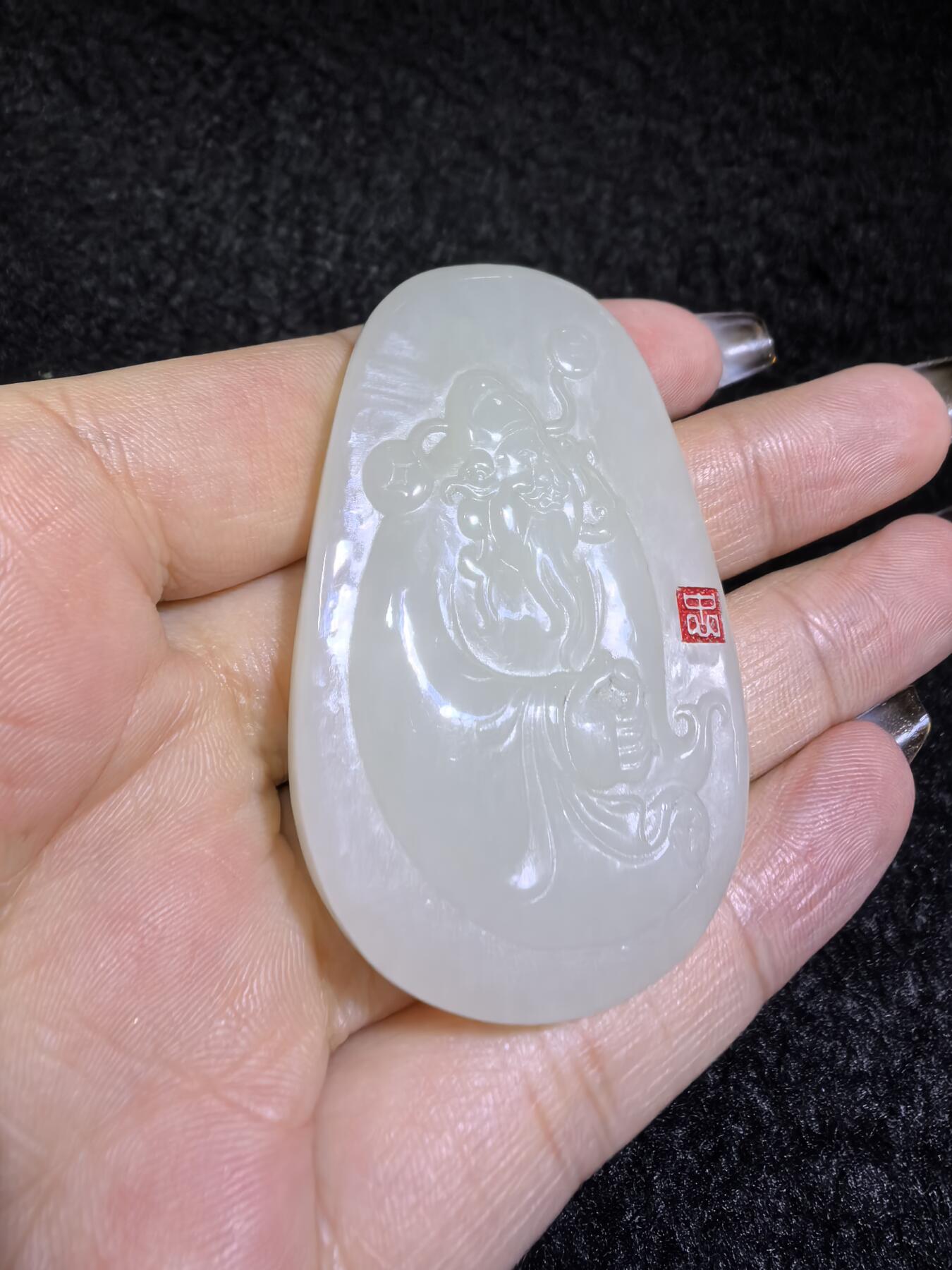 新疆和田白玉财神牌吊坠挂件男女款。玉质细腻，油润老熟，尺寸：5.4cm*3.4cm*1.8cm克重：30.8g
