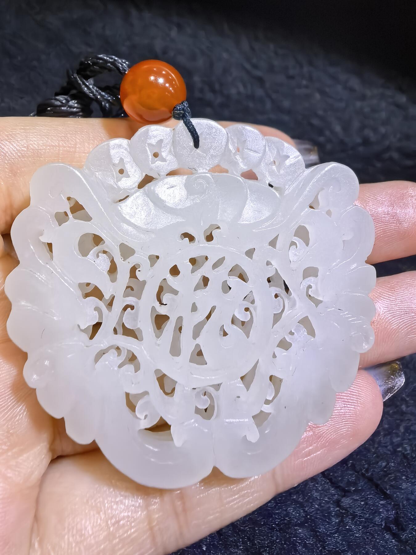和田玉一级白双面镂空雕刻福在眼前吊坠挂件男女款，双面镂空精雕细刻，老料！尺寸:48mm*50mm*10mm克重:31g