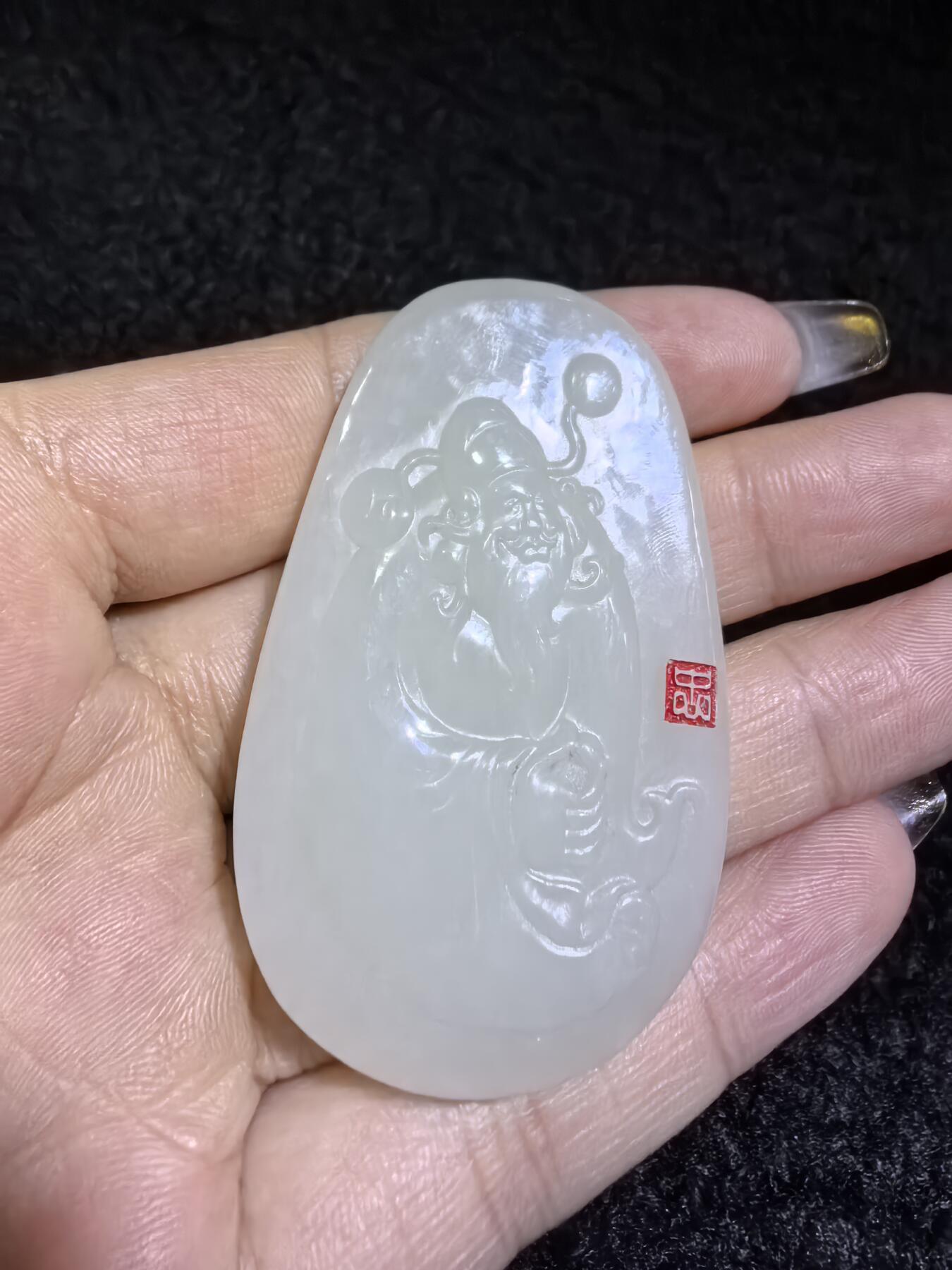 新疆和田白玉财神牌吊坠挂件男女款。玉质细腻，油润老熟，尺寸：5.4cm*3.4cm*1.8cm克重：30.8g
