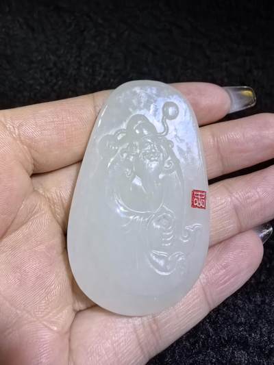 新疆和田白玉财神牌吊坠挂件男女款。玉质细腻，油润老熟，尺寸：5.4cm*3.4cm*1.8cm克重：30.8g