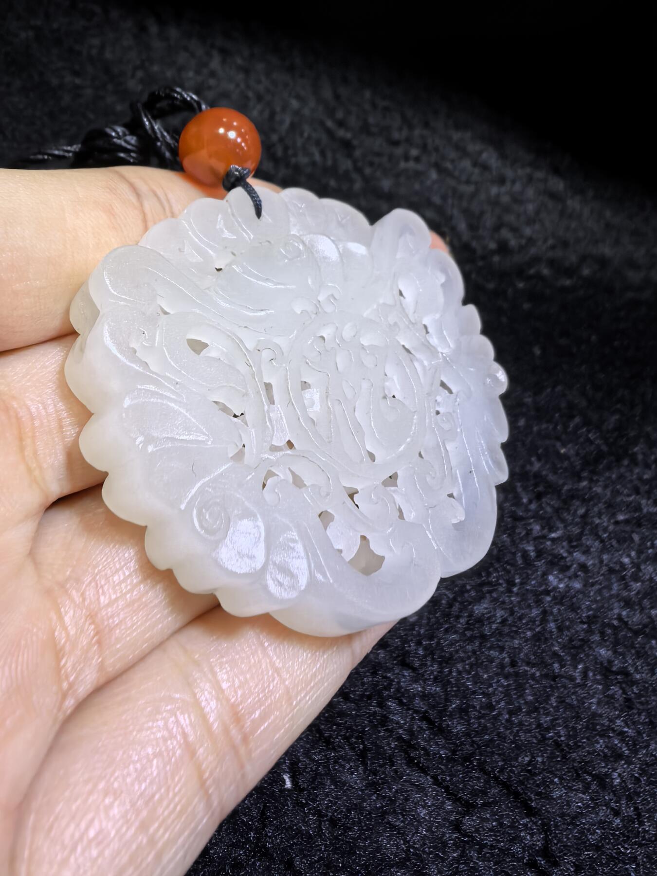 和田玉一级白双面镂空雕刻福在眼前吊坠挂件男女款，双面镂空精雕细刻，老料！尺寸:48mm*50mm*10mm克重:31g