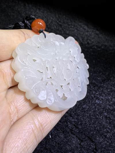 和田玉一级白双面镂空雕刻福在眼前吊坠挂件男女款，双面镂空精雕细刻，老料！尺寸:48mm*50mm*10mm克重:31g