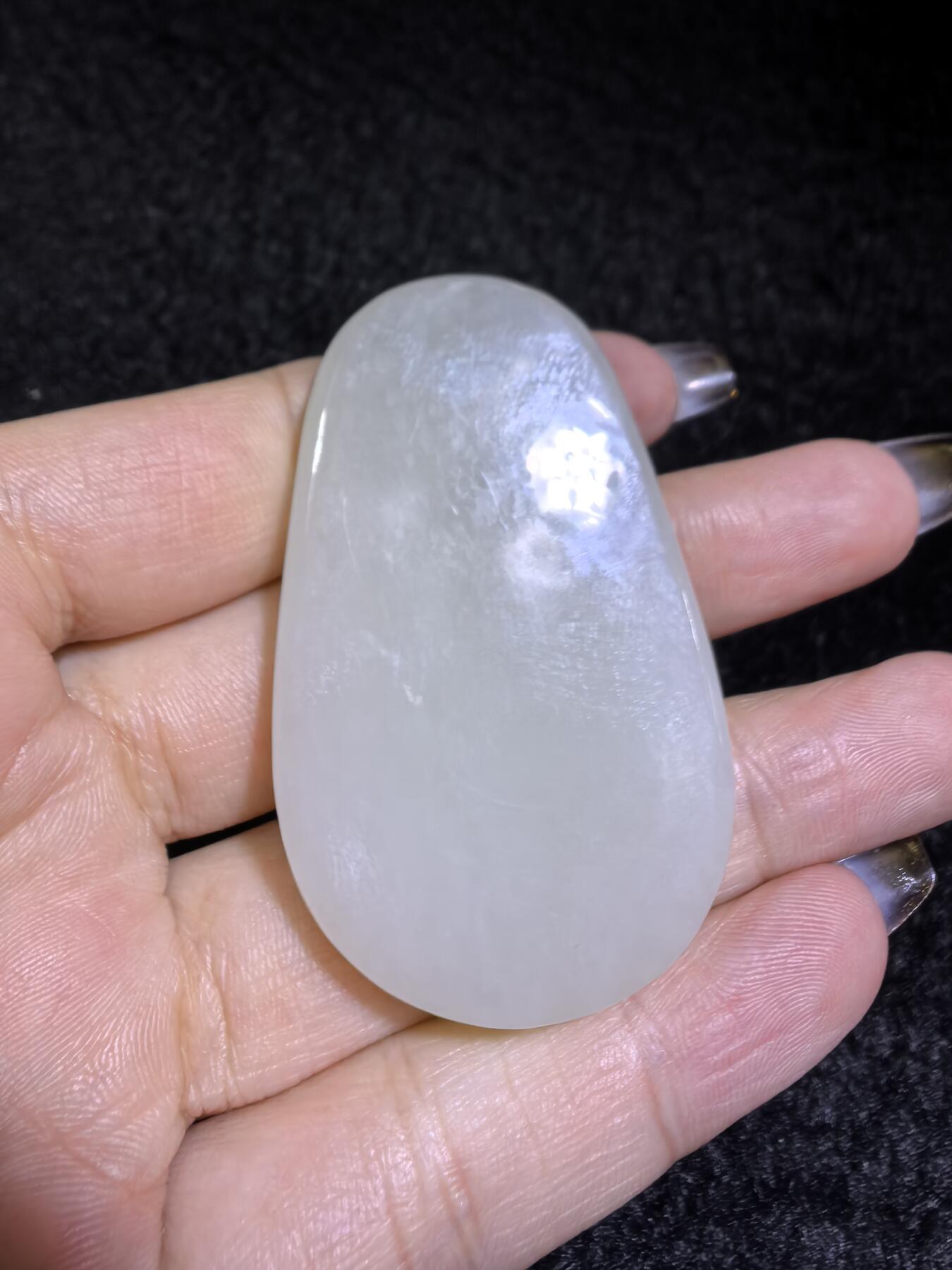 新疆和田白玉财神牌吊坠挂件男女款。玉质细腻，油润老熟，尺寸：5.4cm*3.4cm*1.8cm克重：30.8g