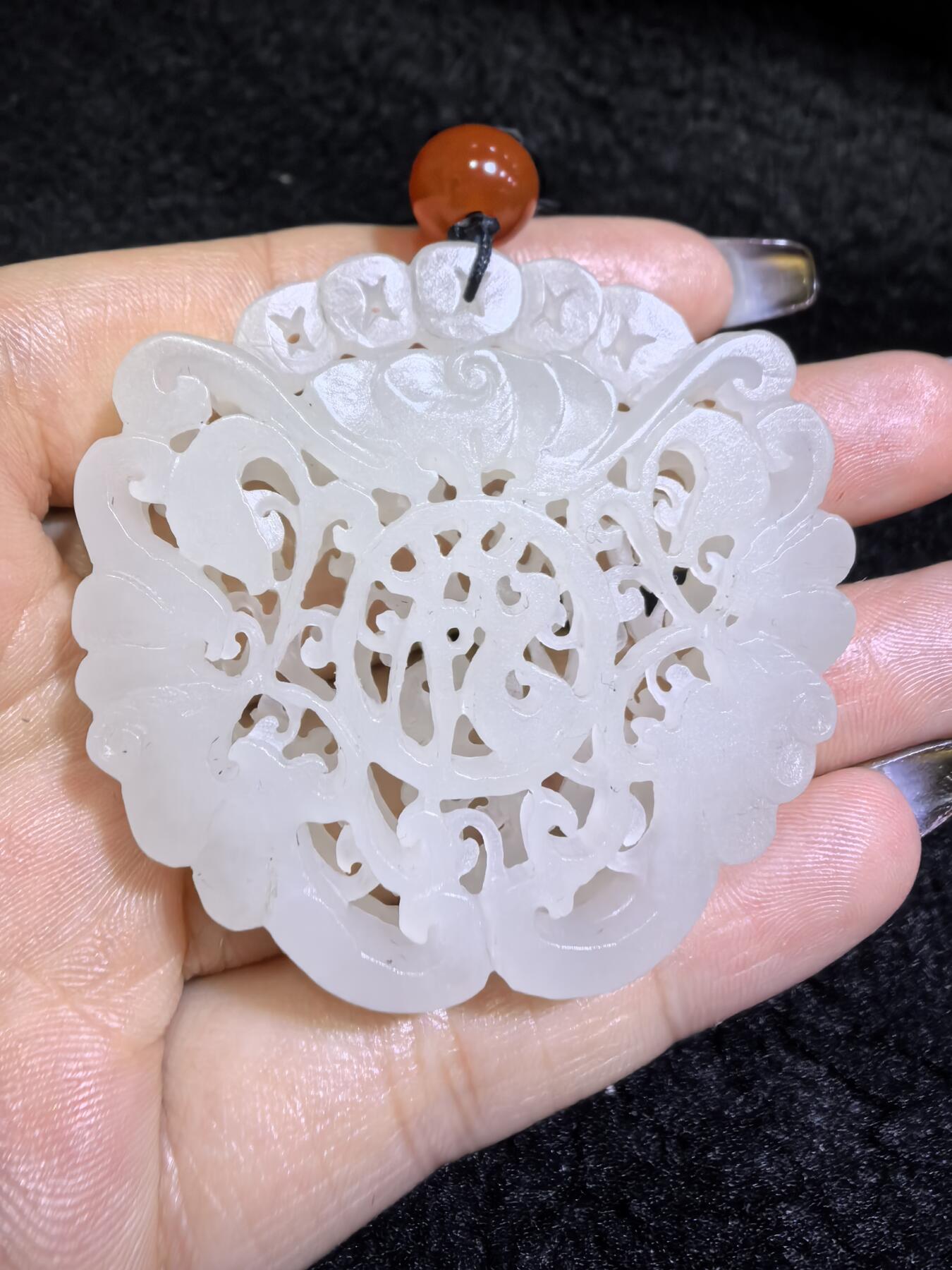 和田玉一级白双面镂空雕刻福在眼前吊坠挂件男女款，双面镂空精雕细刻，老料！尺寸:48mm*50mm*10mm克重:31g