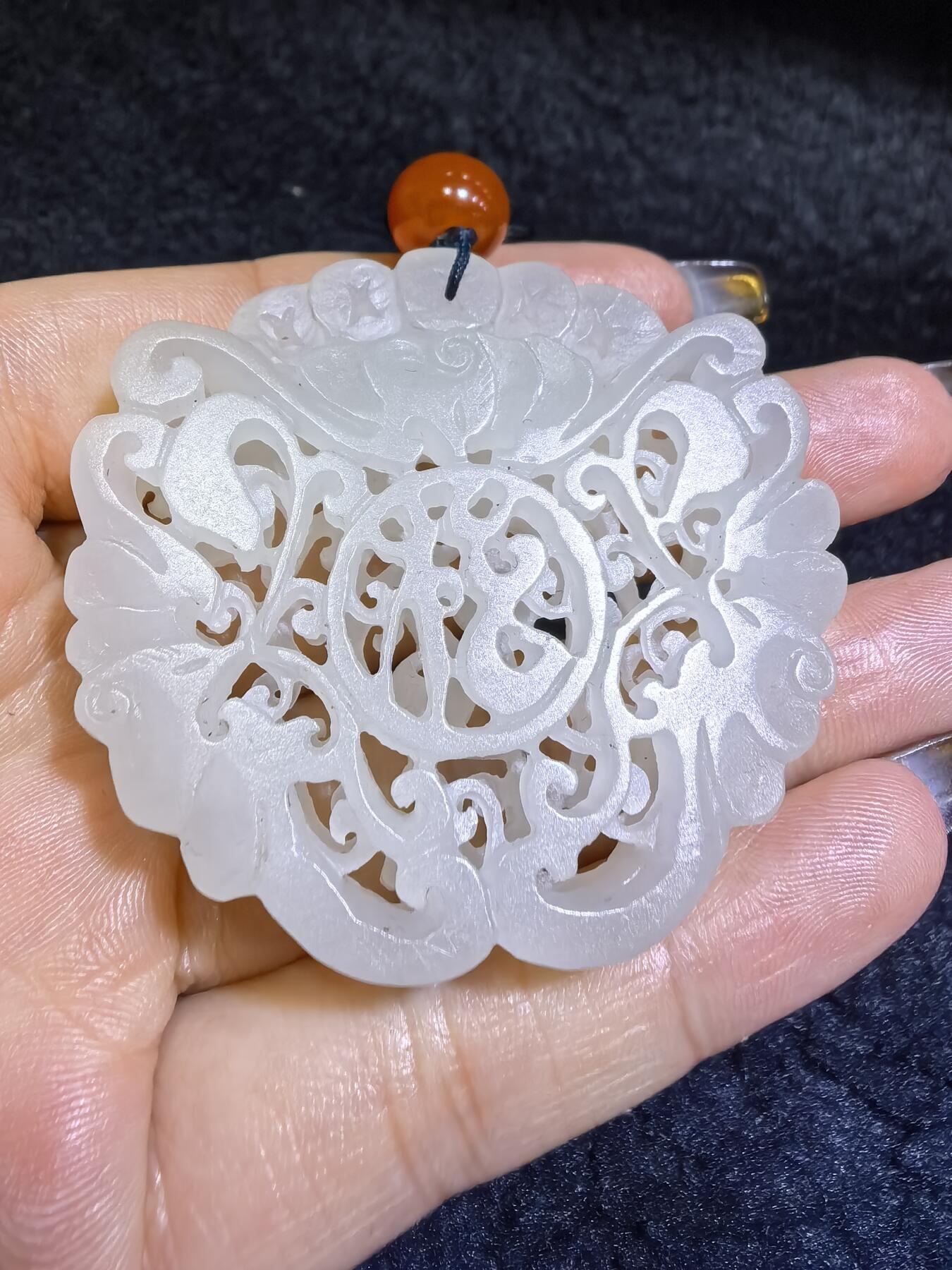 和田玉一级白双面镂空雕刻福在眼前吊坠挂件男女款，双面镂空精雕细刻，老料！尺寸:48mm*50mm*10mm克重:31g