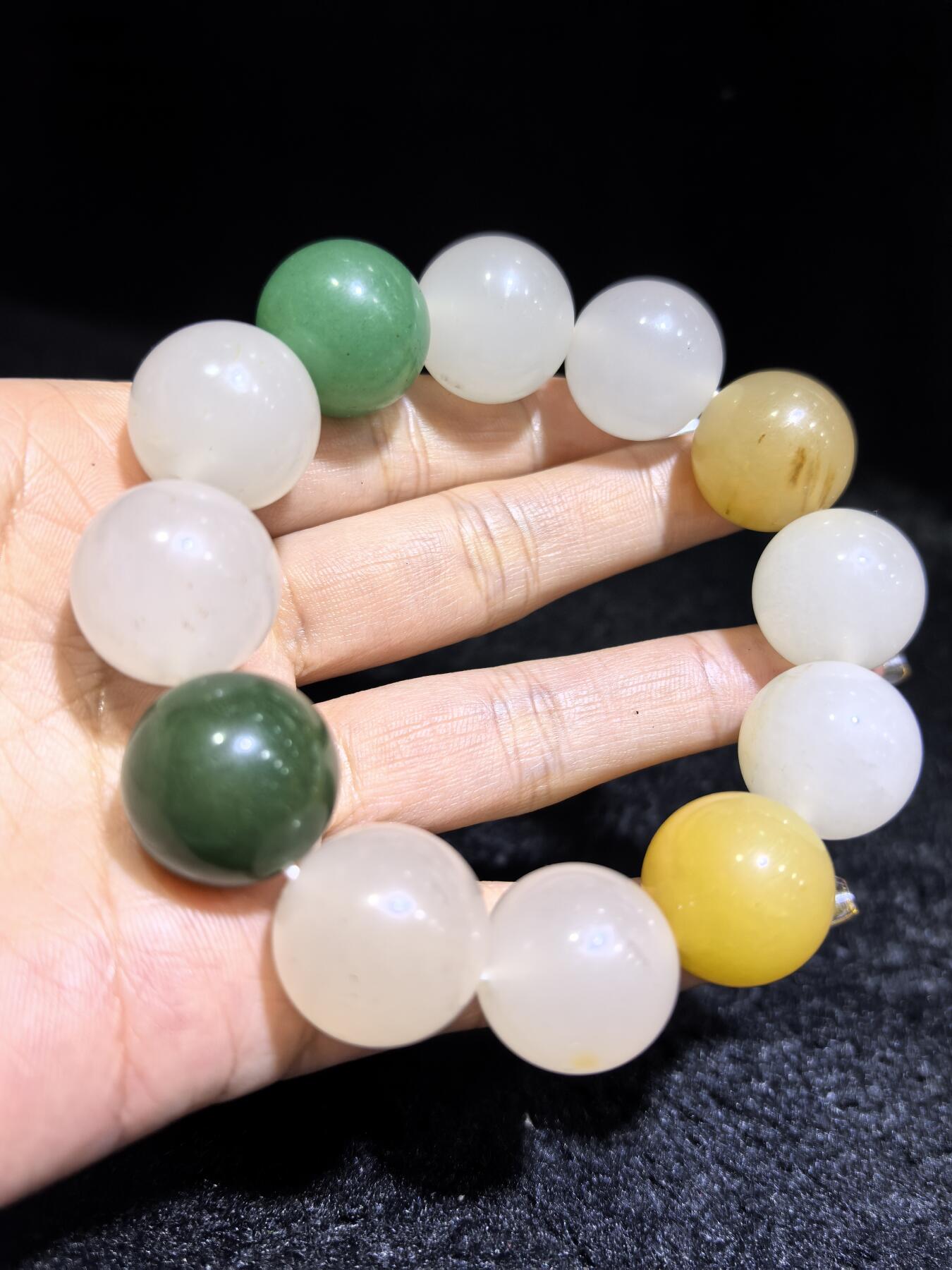 金丝玉多宝手串佛珠男款，尺寸1.8cm，色彩漂亮干净清爽，个别珠子内部可见天然石纹棉絮矿点。