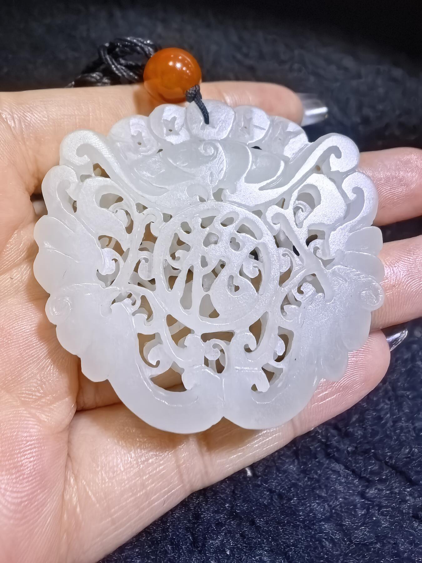 和田玉一级白双面镂空雕刻福在眼前吊坠挂件男女款，双面镂空精雕细刻，老料！尺寸:48mm*50mm*10mm克重:31g