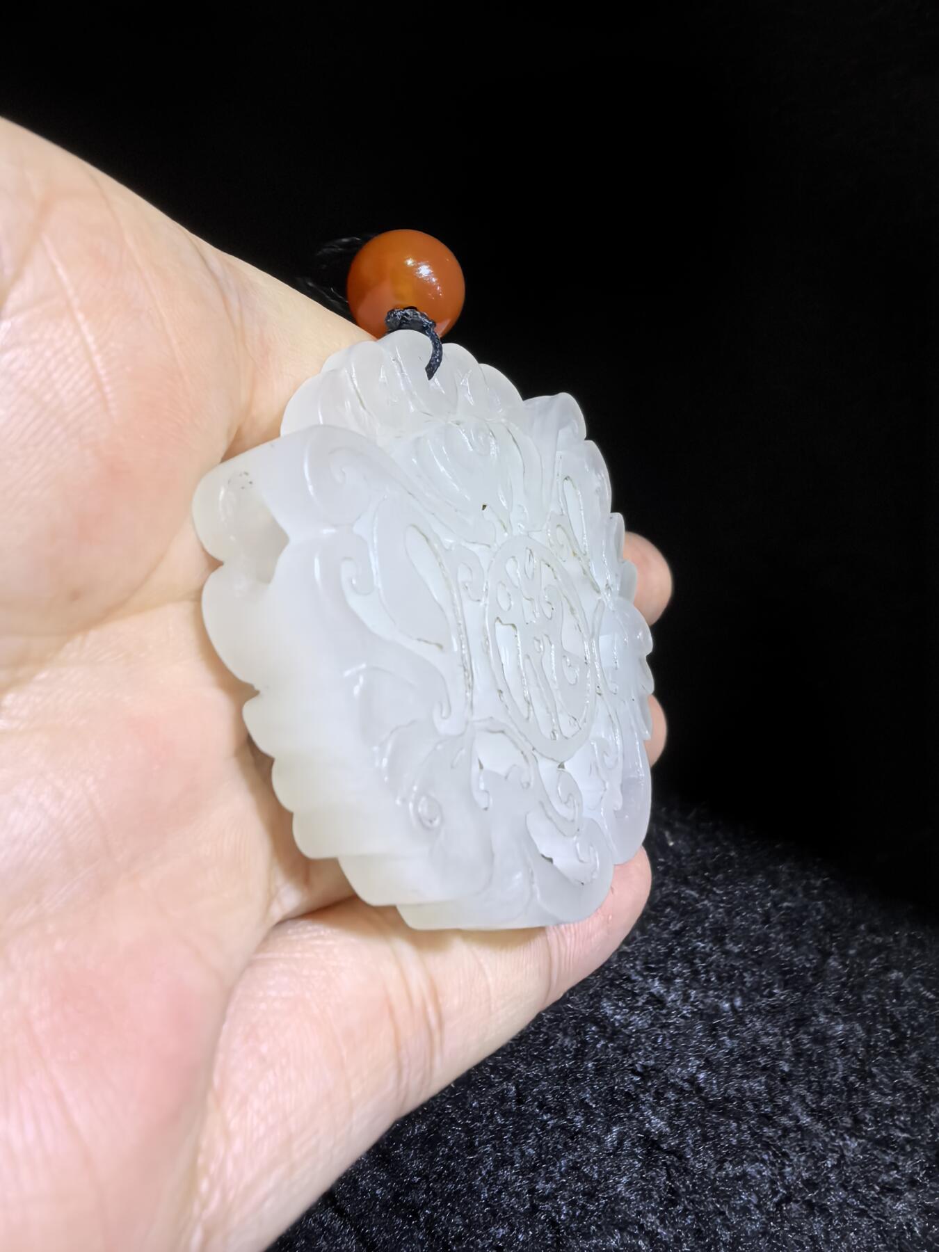 和田玉一级白双面镂空雕刻福在眼前吊坠挂件男女款，双面镂空精雕细刻，老料！尺寸:48mm*50mm*10mm克重:31g