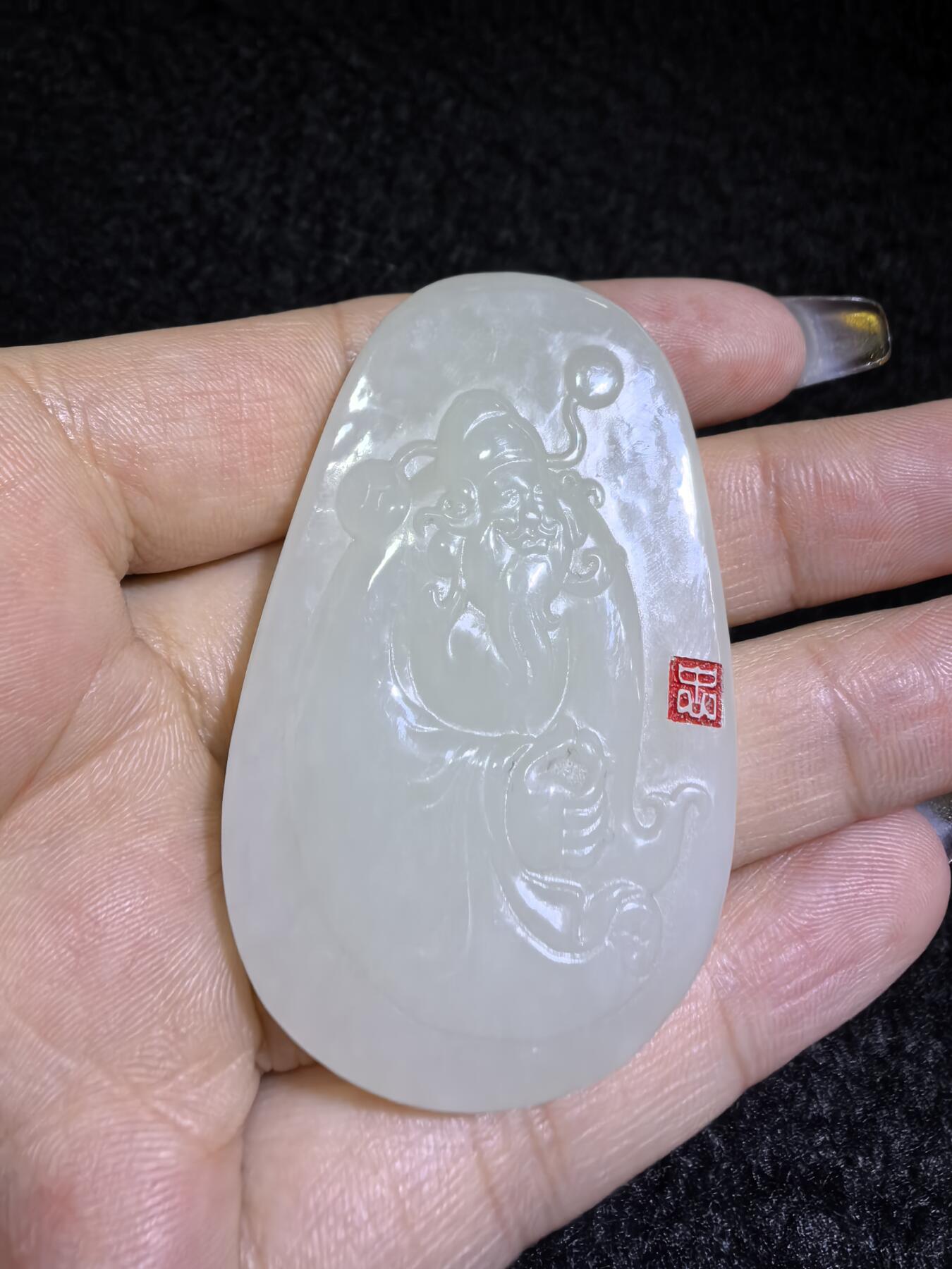 新疆和田白玉财神牌吊坠挂件男女款。玉质细腻，油润老熟，尺寸：5.4cm*3.4cm*1.8cm克重：30.8g